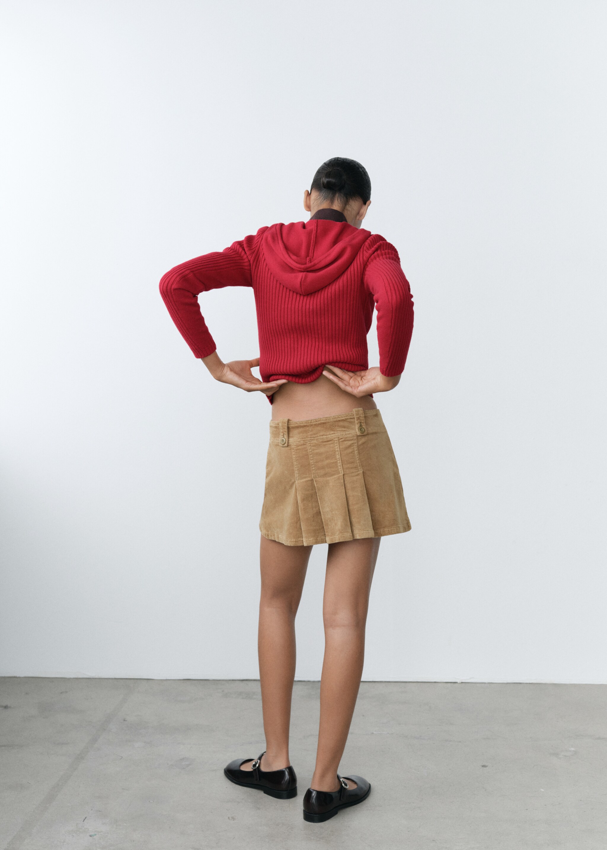 Corduroy pleated mini-skirt - Reverse of the article, Khaki. Ref: 77048636-00.