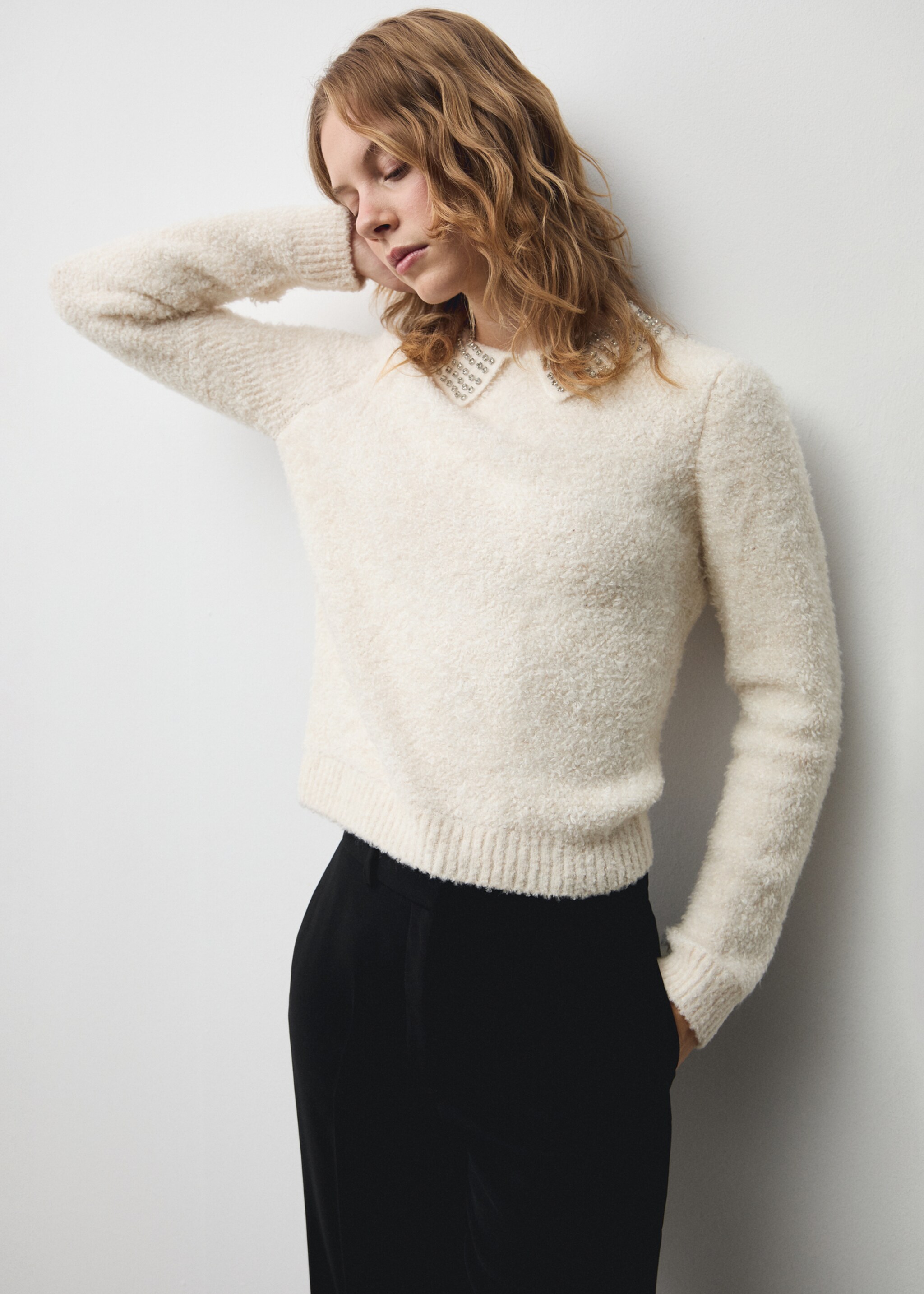 Pullover mit strassverziertem Polo-Kragen - Detail des Artikels 6, Ecru. Ref: 77049055-00.