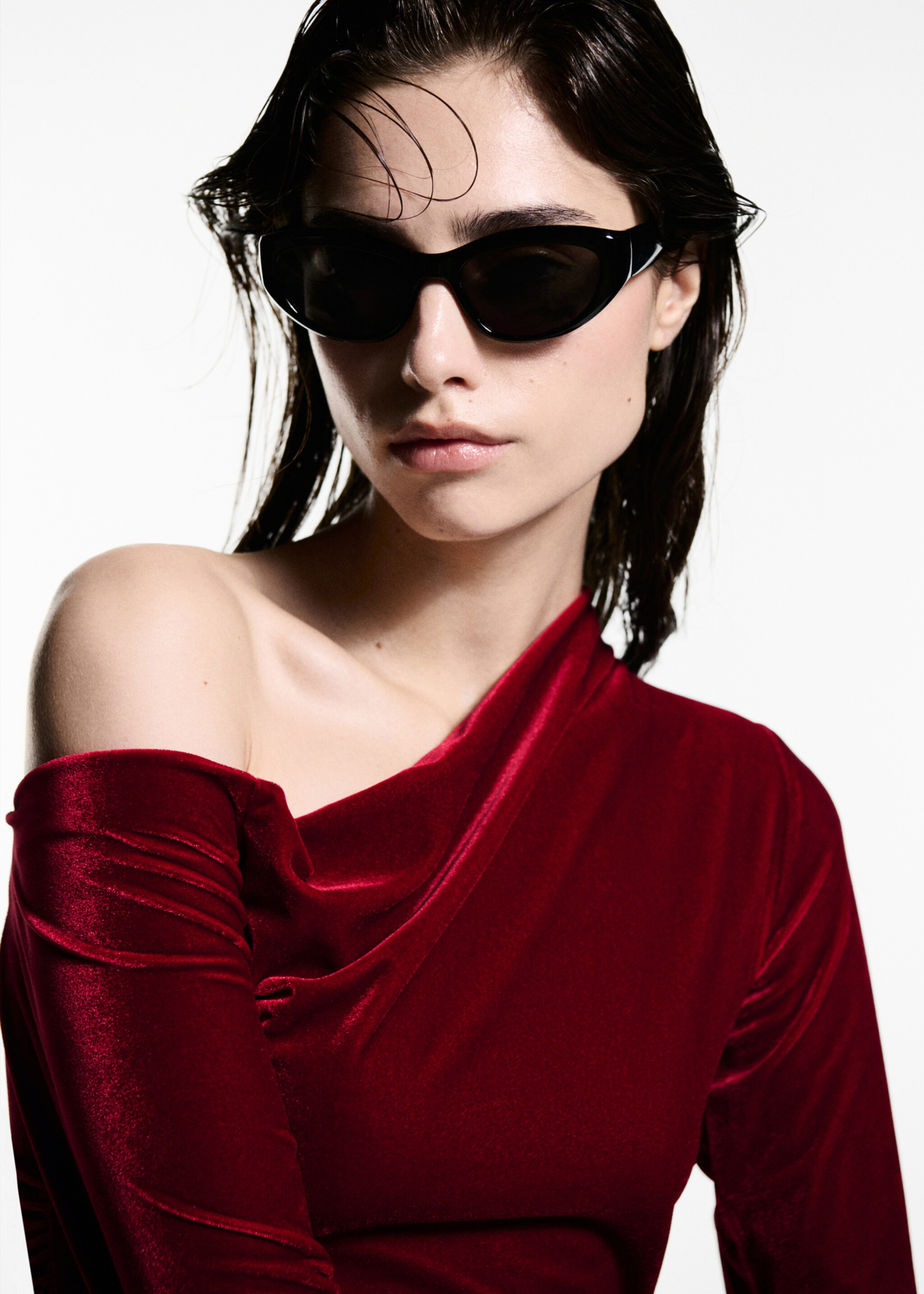 Asymmetric velvet top - Details of the article 1, Red. Ref: 77049060-00.