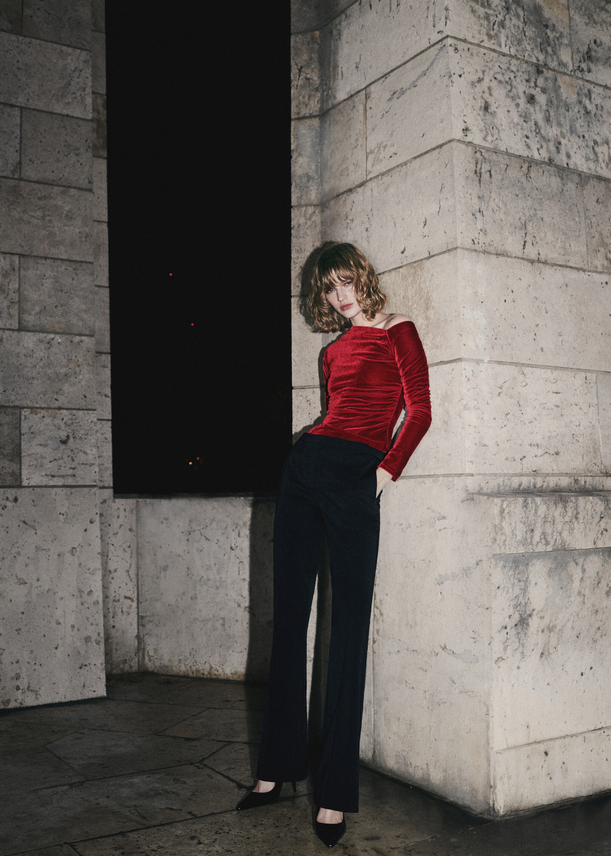 Asymmetric velvet top - Details of the article 6, Red. Ref: 77049060-00.