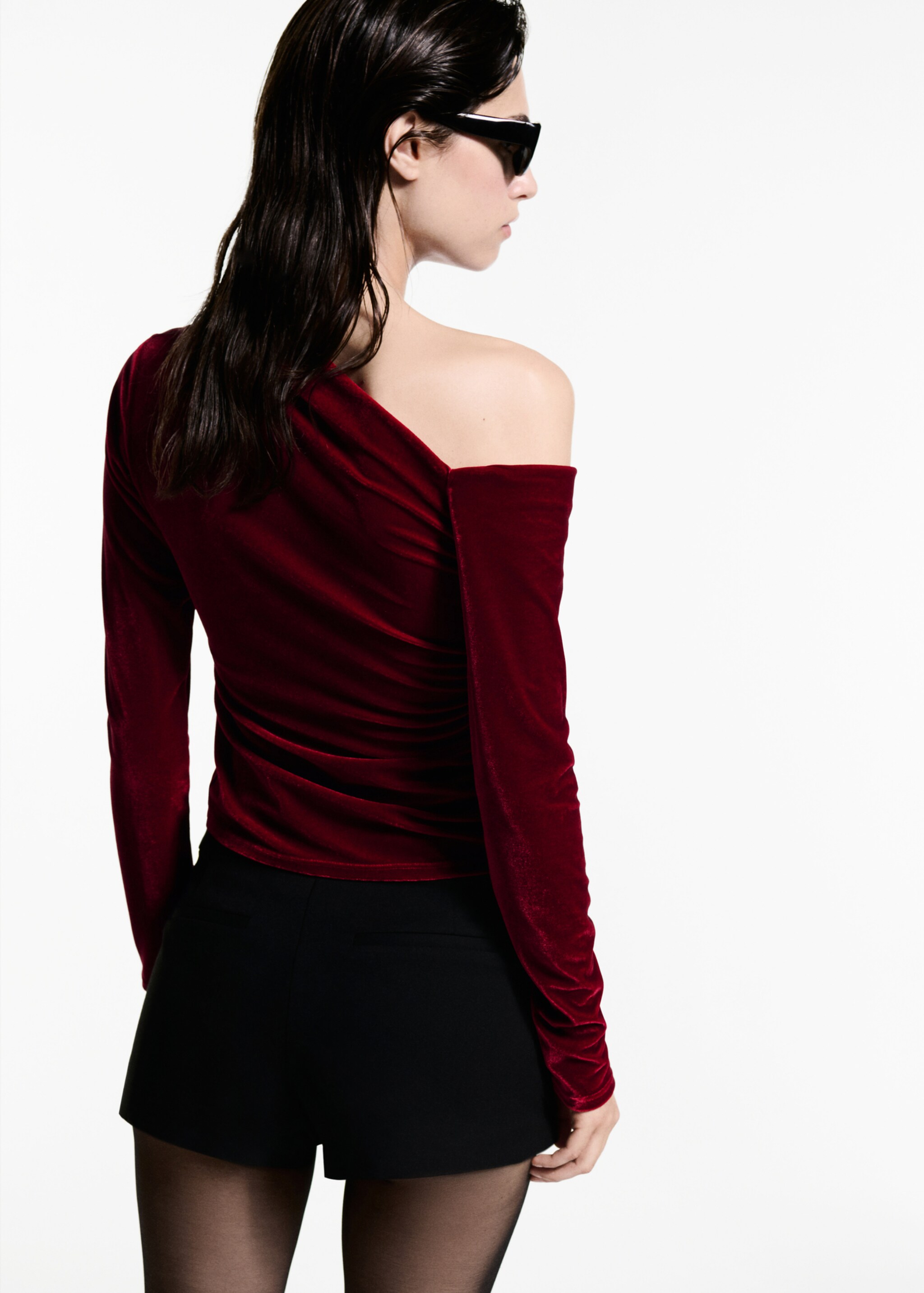 Asymmetric velvet top - Reverse of the article, Red. Ref: 77049060-00.