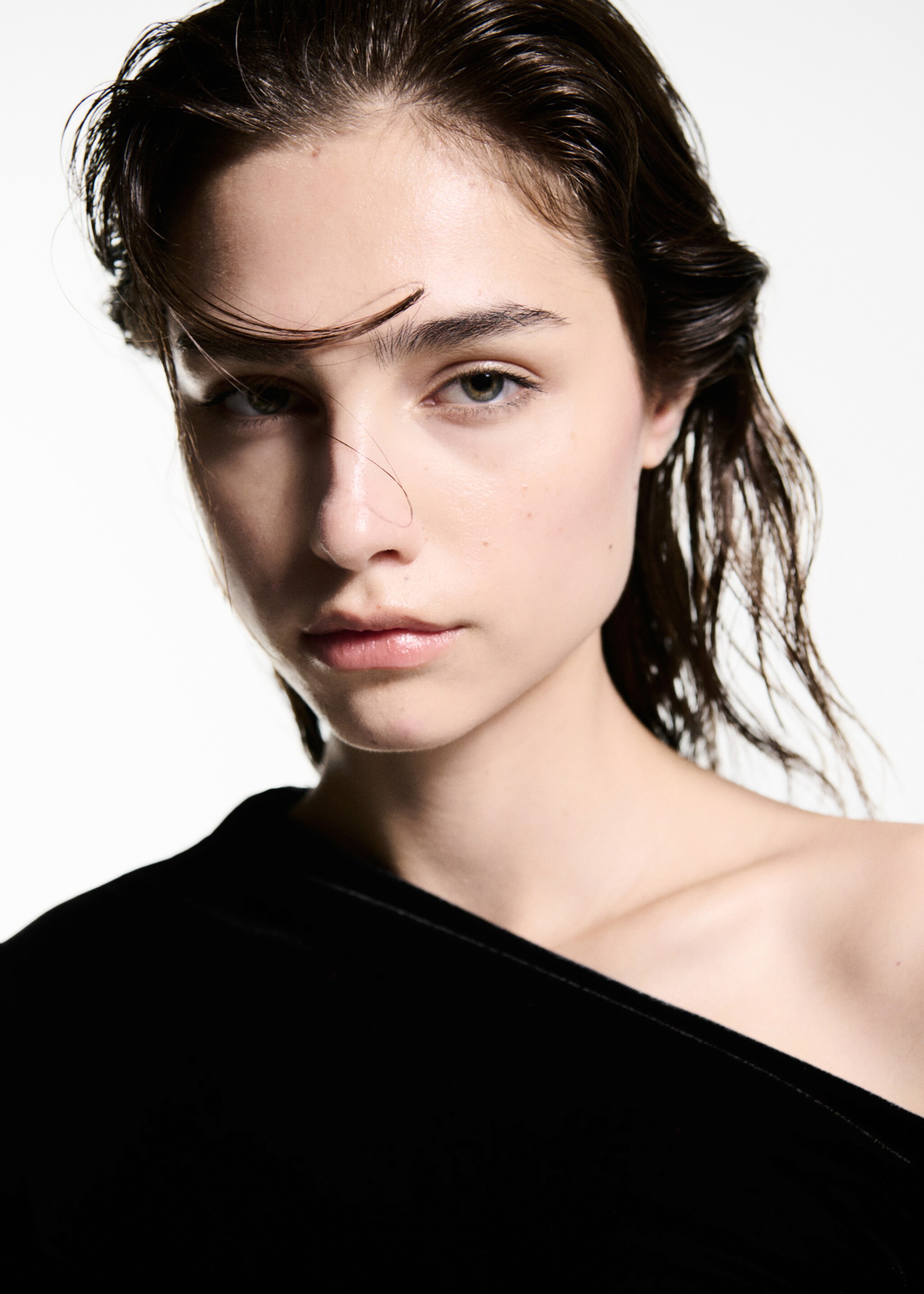 Asymmetric velvet top - Details of the article 1, Black. Ref: 77049060-00.