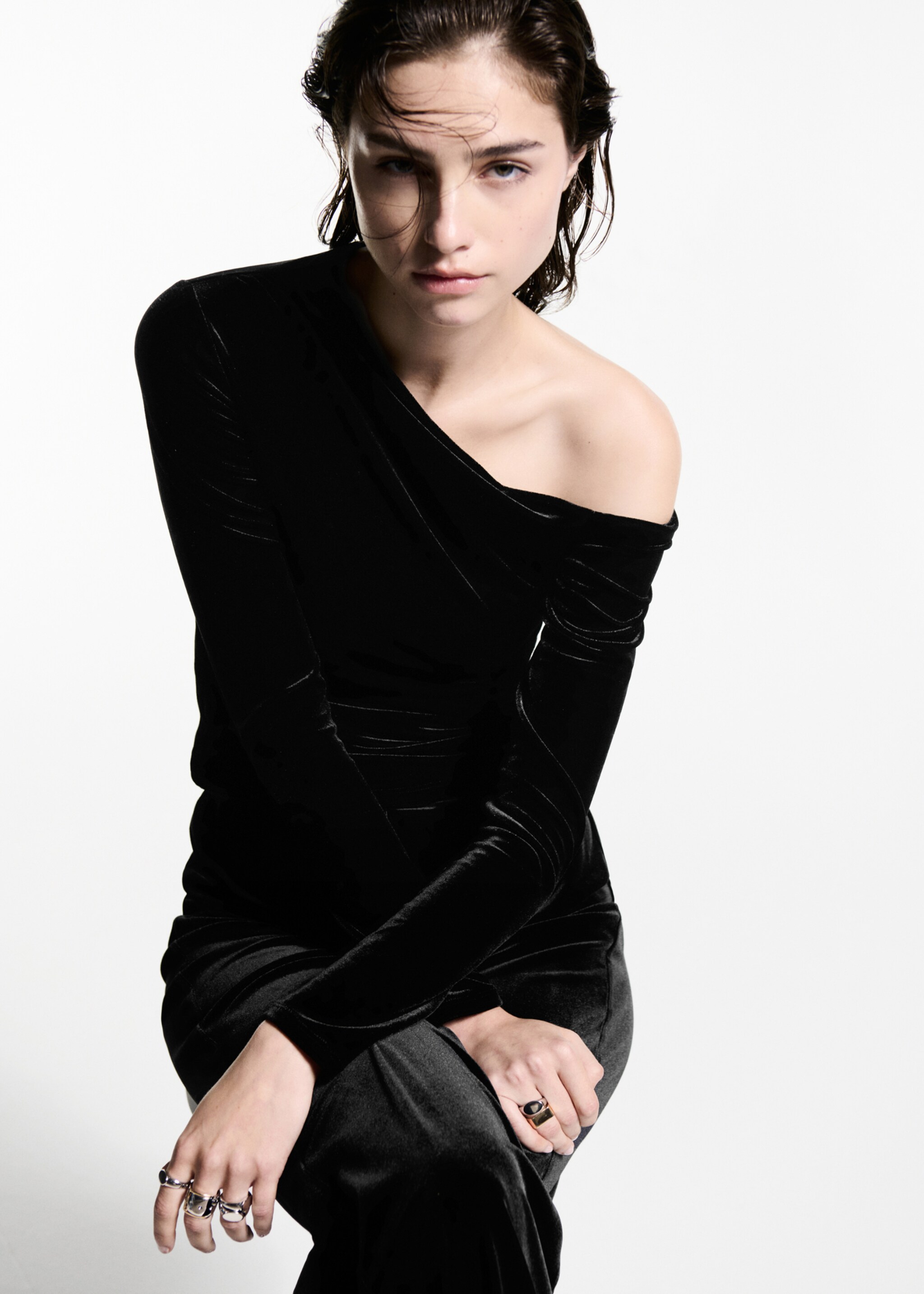 Asymmetric velvet top - Details of the article 2, Black. Ref: 77049060-00.