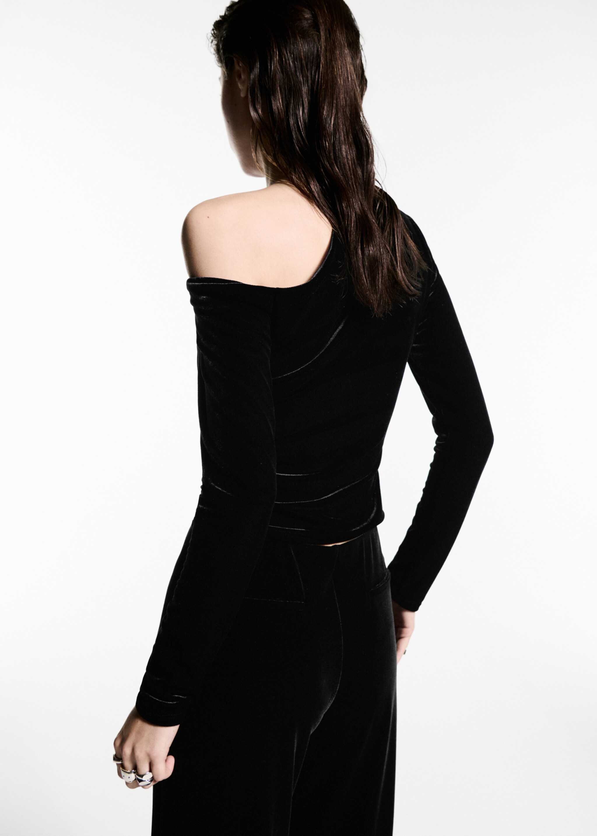 Asymmetric velvet top - Reverse of the article, Black. Ref: 77049060-00.