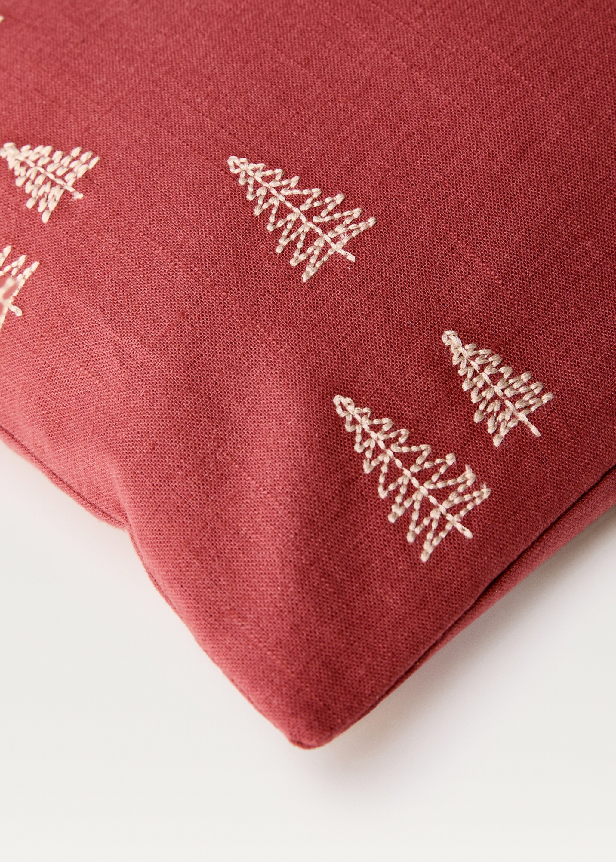 Kissenbezug mit Weihnachtsbaumstickerei - Detail des Artikels 2, Bordeaux. Ref: 77049231-00.