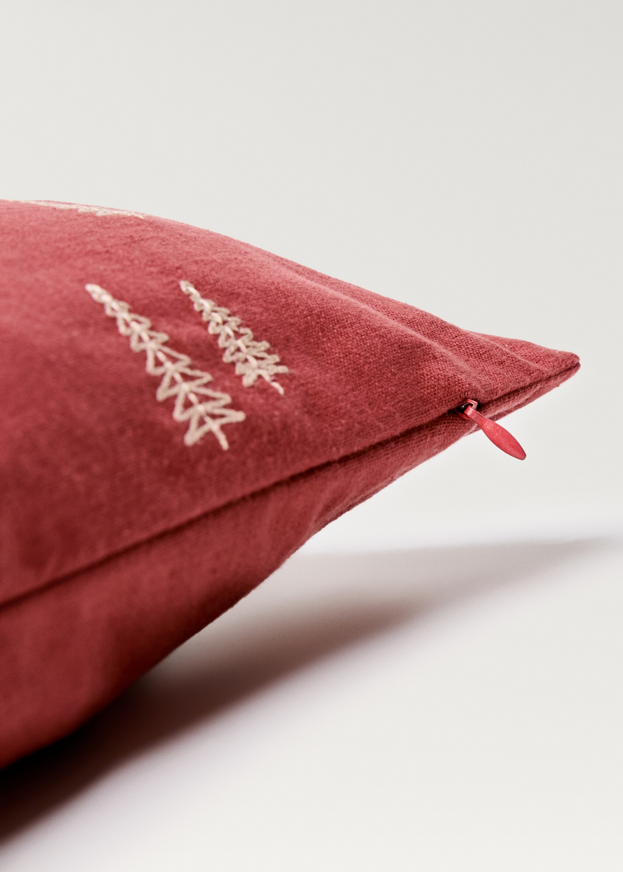 Kissenbezug mit Weihnachtsbaumstickerei - Detail des Artikels 3, Bordeaux. Ref: 77049231-00.