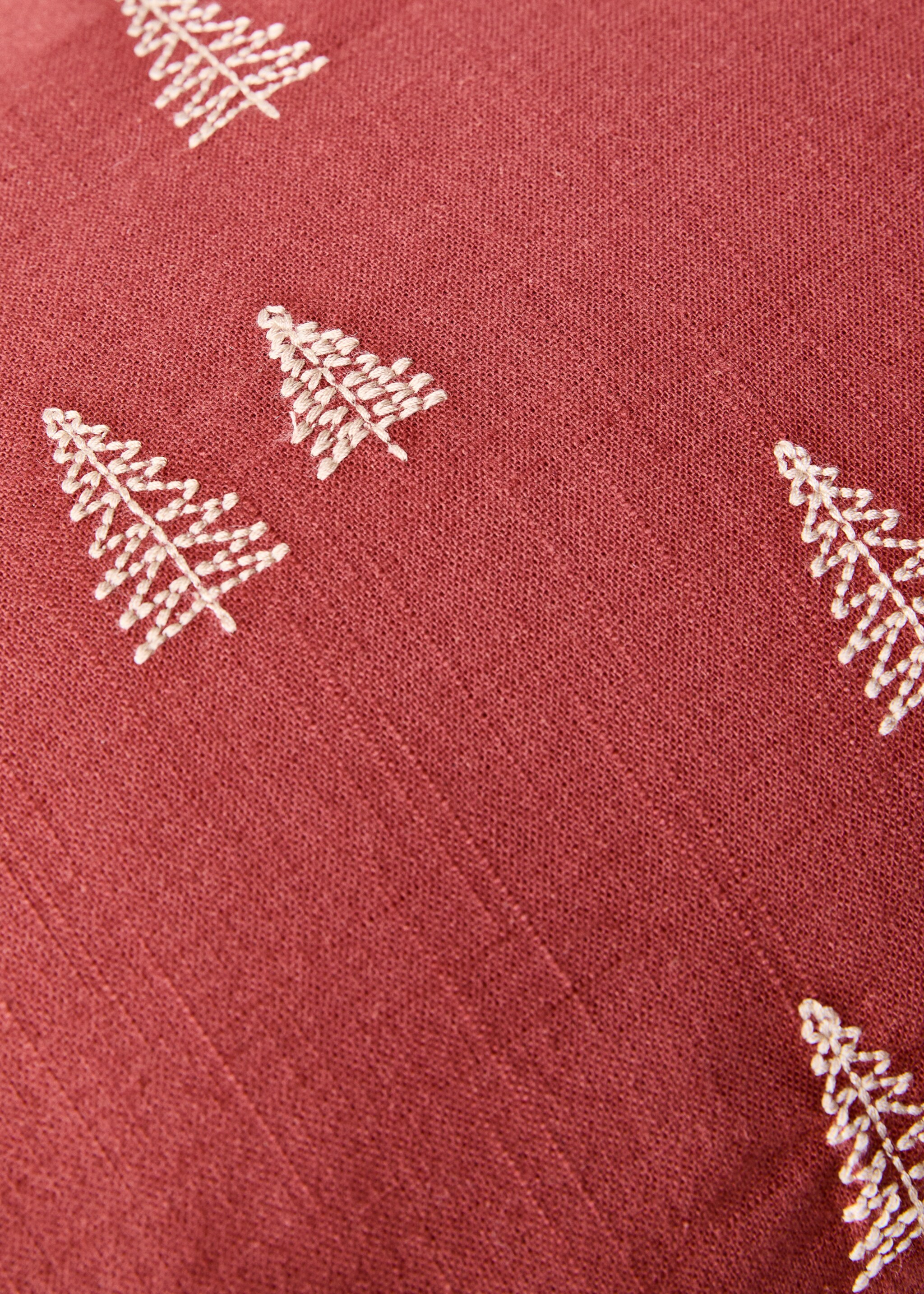 Kissenbezug mit Weihnachtsbaumstickerei - Detail des Artikels 4, Bordeaux. Ref: 77049231-00.