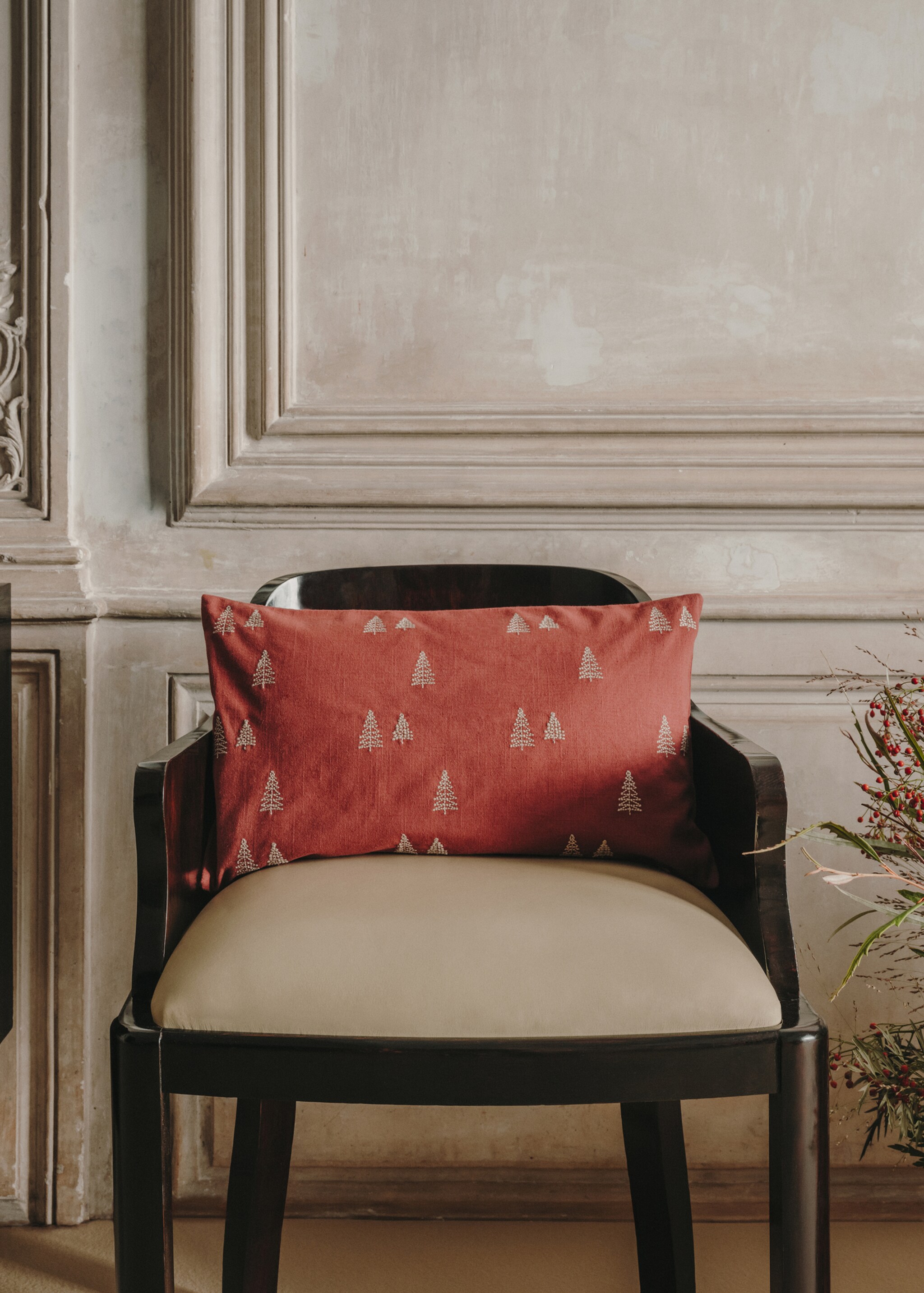 Kissenbezug mit Weihnachtsbaumstickerei - Detail des Artikels 6, Bordeaux. Ref: 77049231-00.