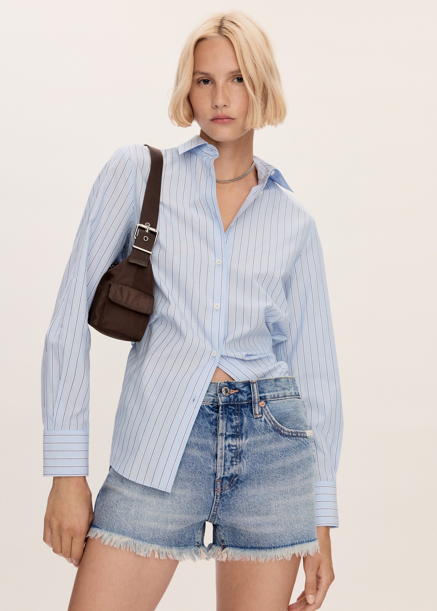 Jeansshorts mit ausgefranstem Saum - Mittlere Ansicht