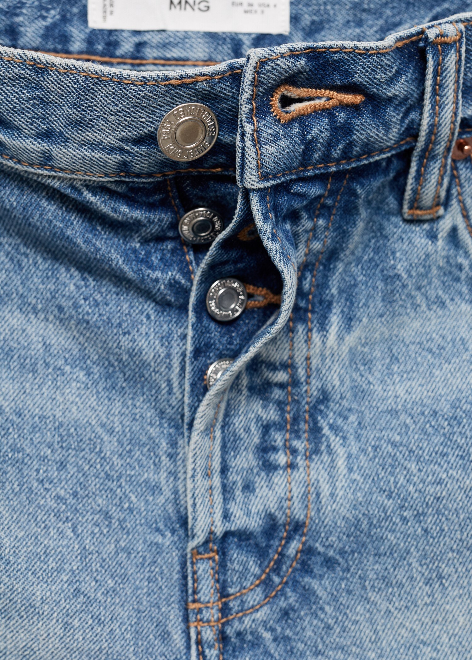 Jeansshorts mit ausgefranstem Saum - Detail des Artikels 0