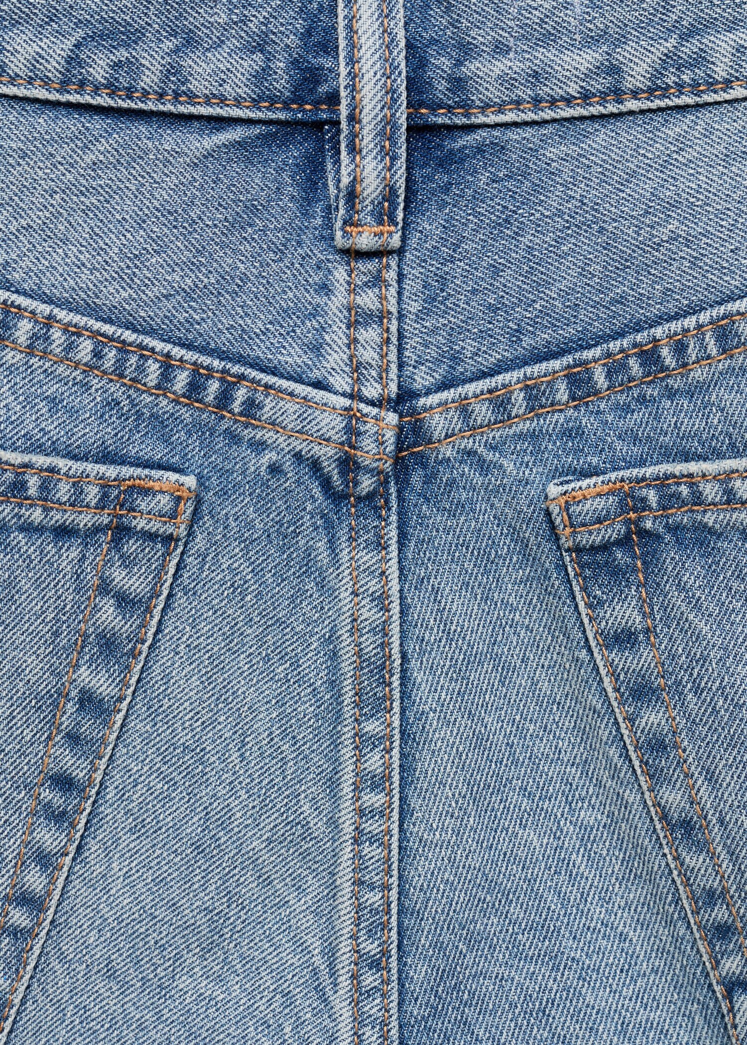 Jeansshorts mit ausgefranstem Saum - Detail des Artikels 8