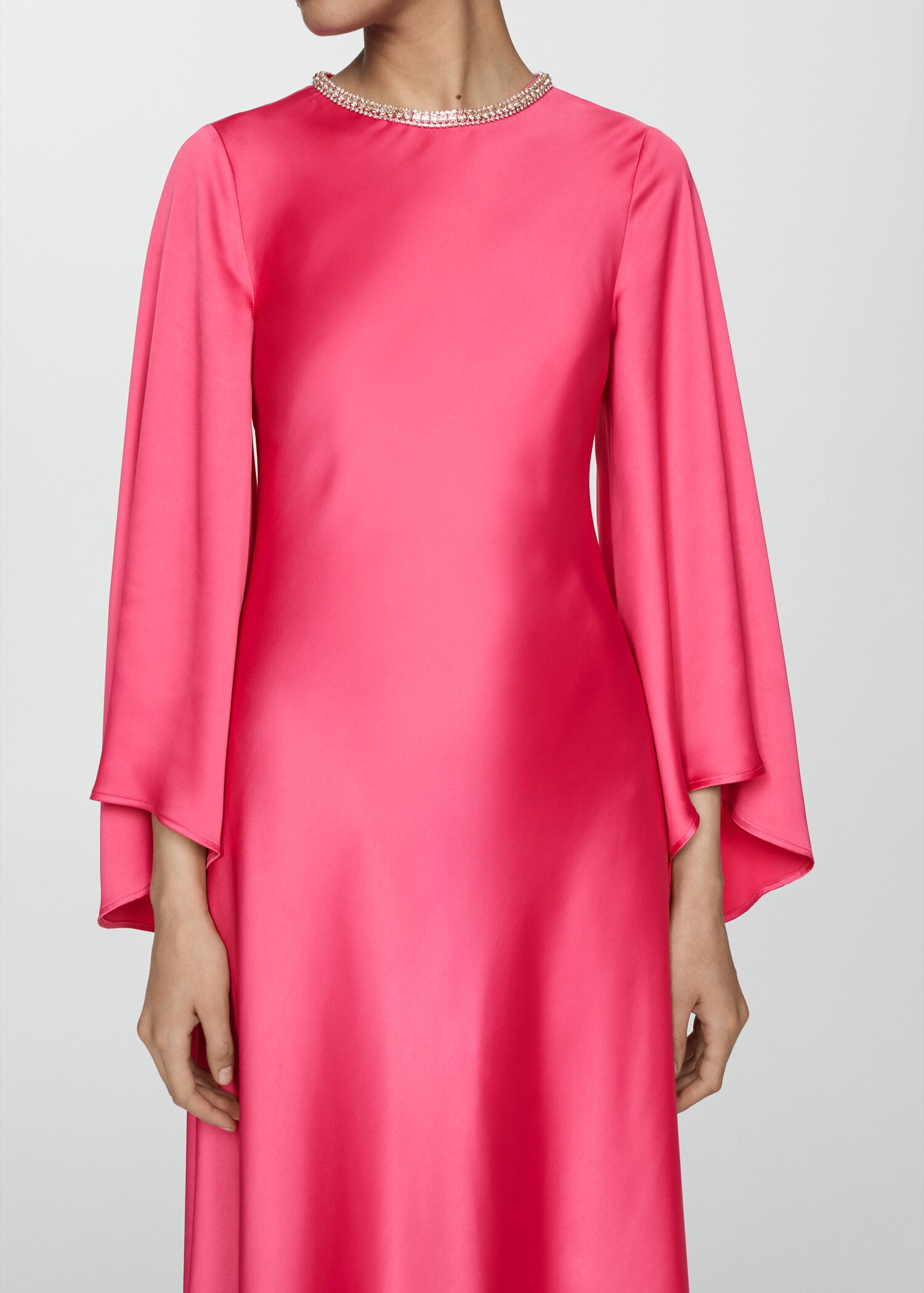 Satiniertes Kleid mit Trompetenärmeln - Mittlere Ansicht