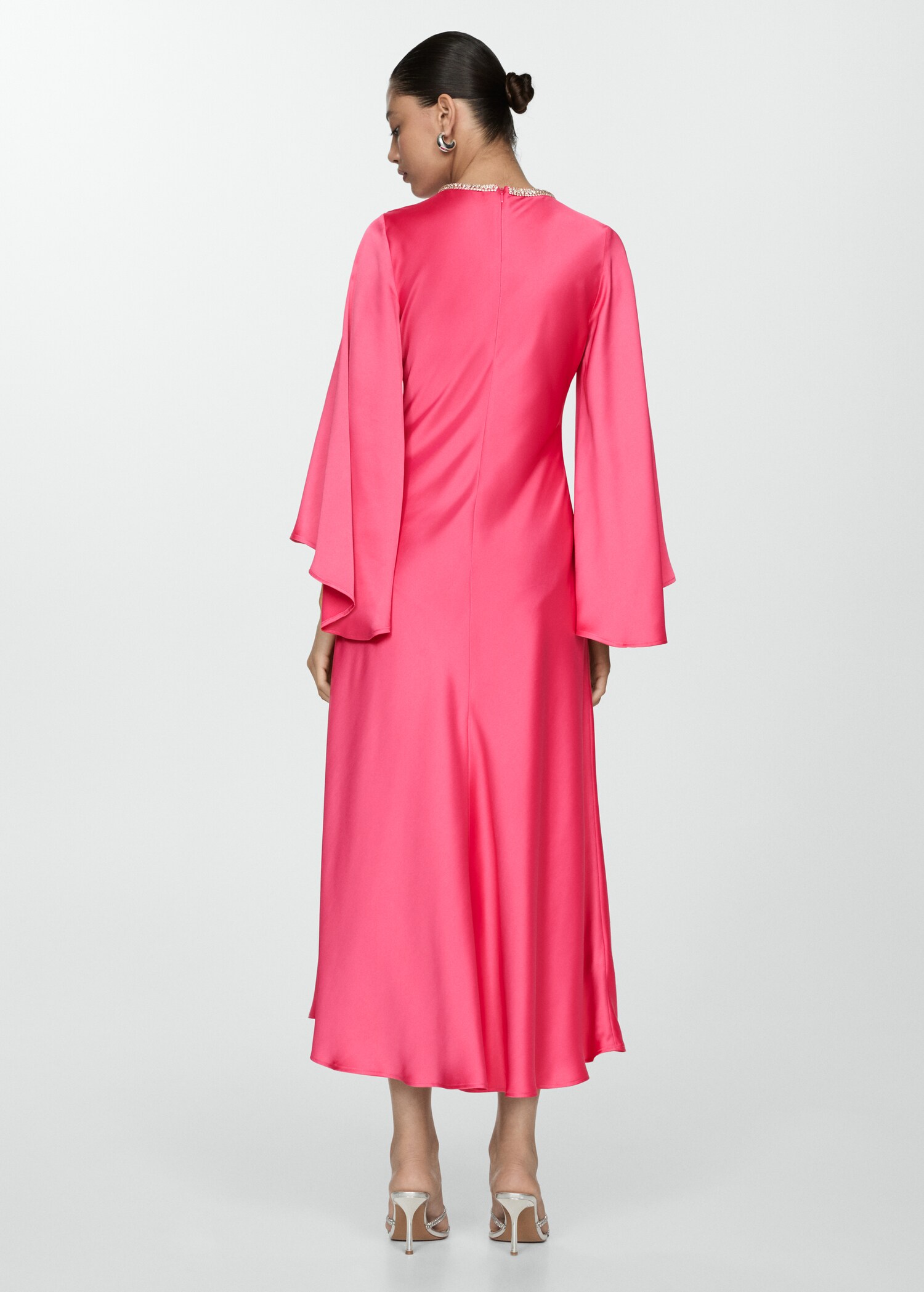 Satiniertes Kleid mit Trompetenärmeln - Rückseite des Artikels