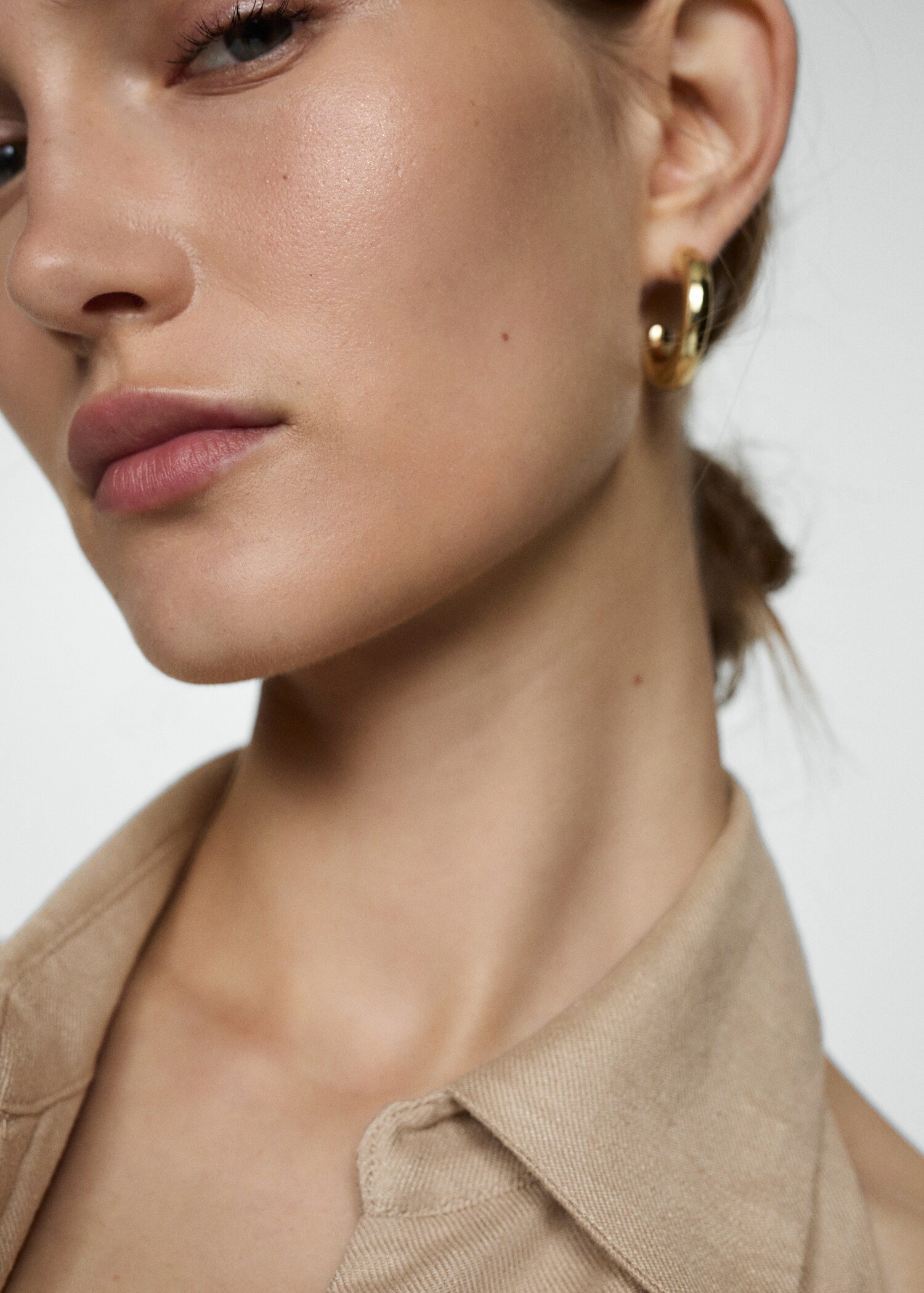 Kleid mit Polo-Kragen und Schlitz - Detail des Artikels 1