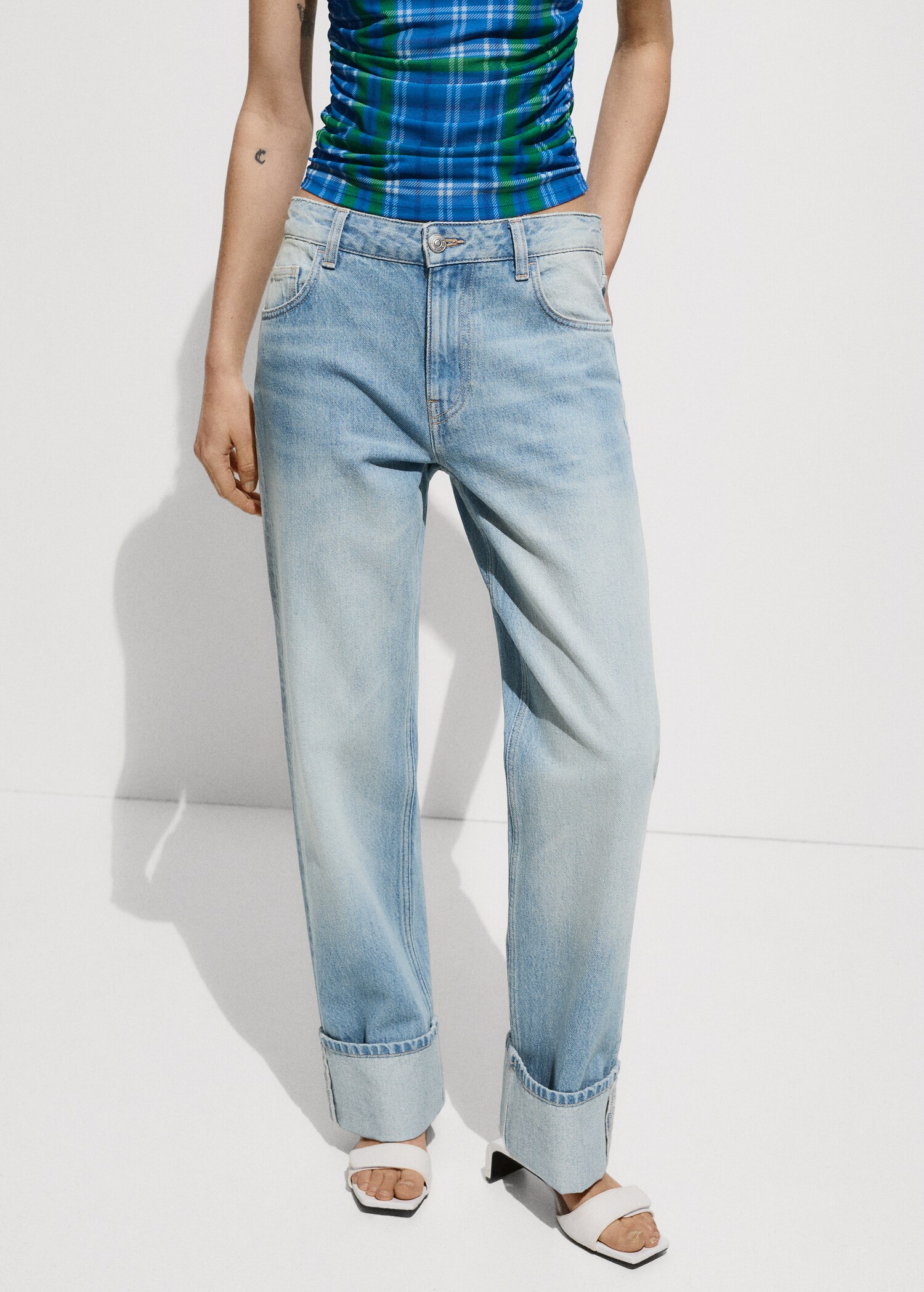 Gerade Jeans mit Umschlag - Mittlere Ansicht