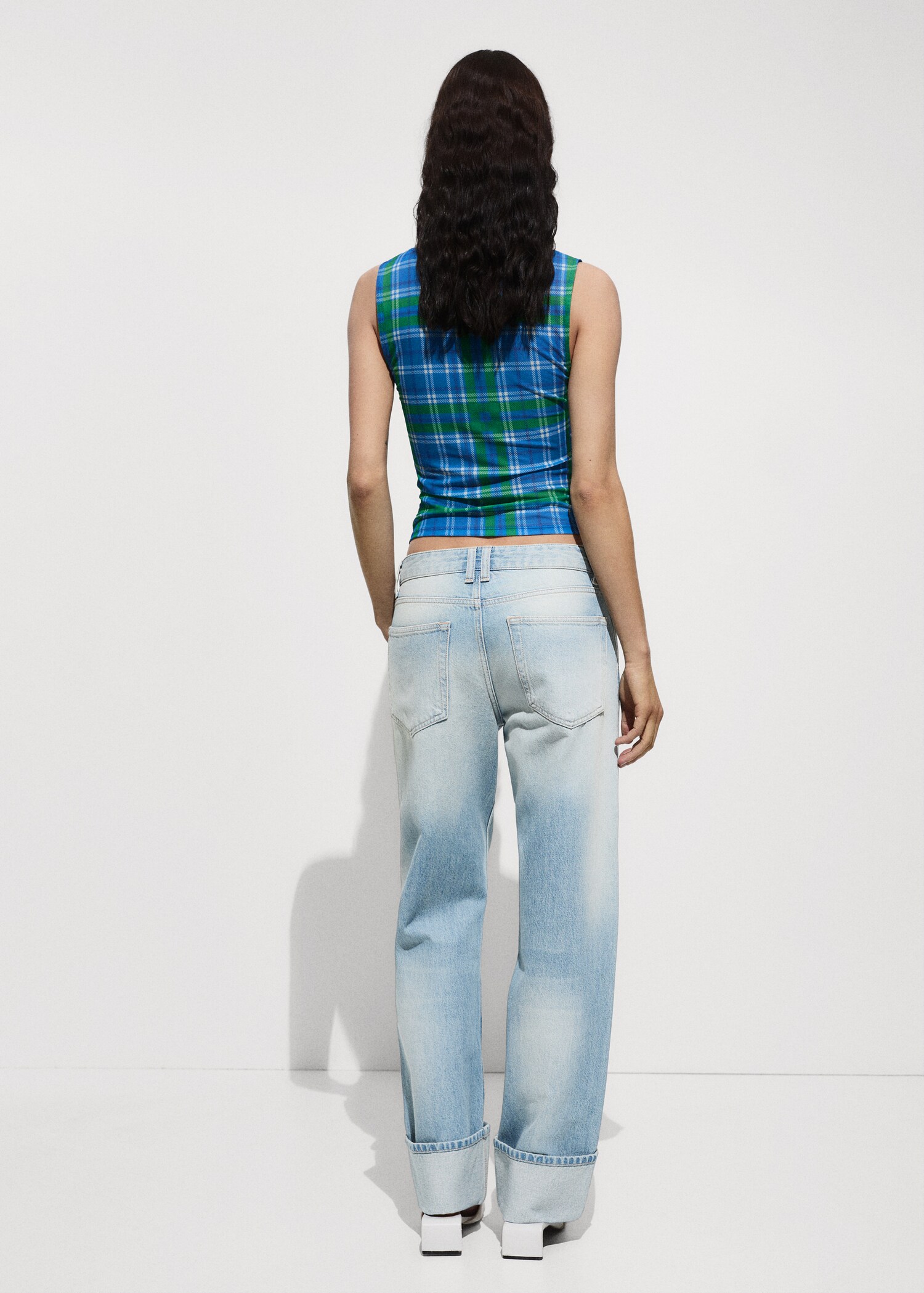 Gerade Jeans mit Umschlag - Rückseite des Artikels