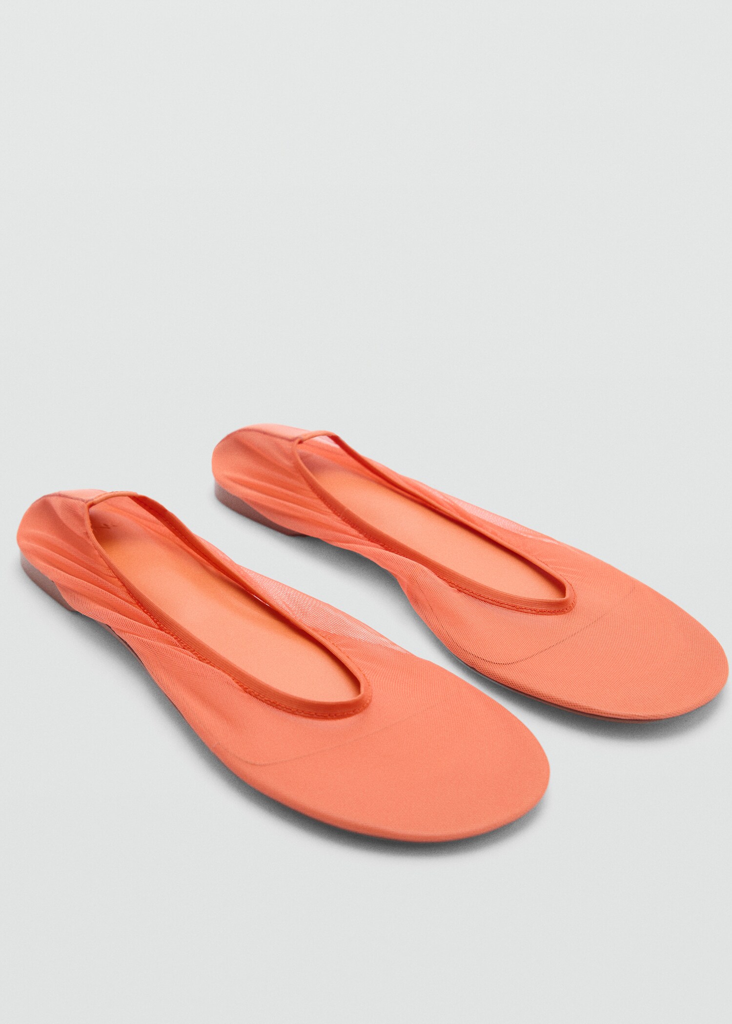 Ballerines maille filet semi-transparentes - Plan moyen