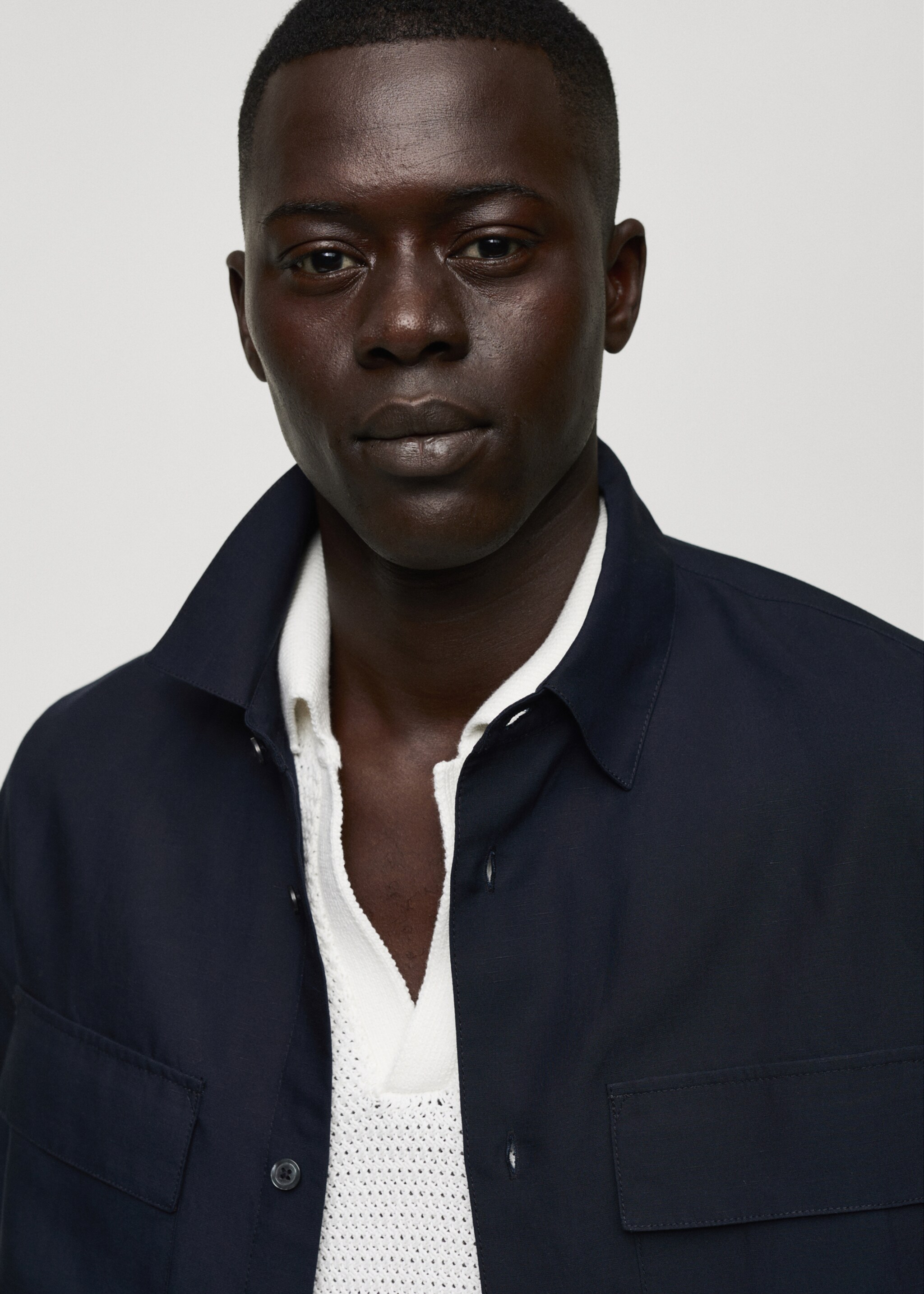 Sobrecamisa tencel lli butxaques - Detall de l'article 1, Blau marí fosc. Ref: 77050563-00.