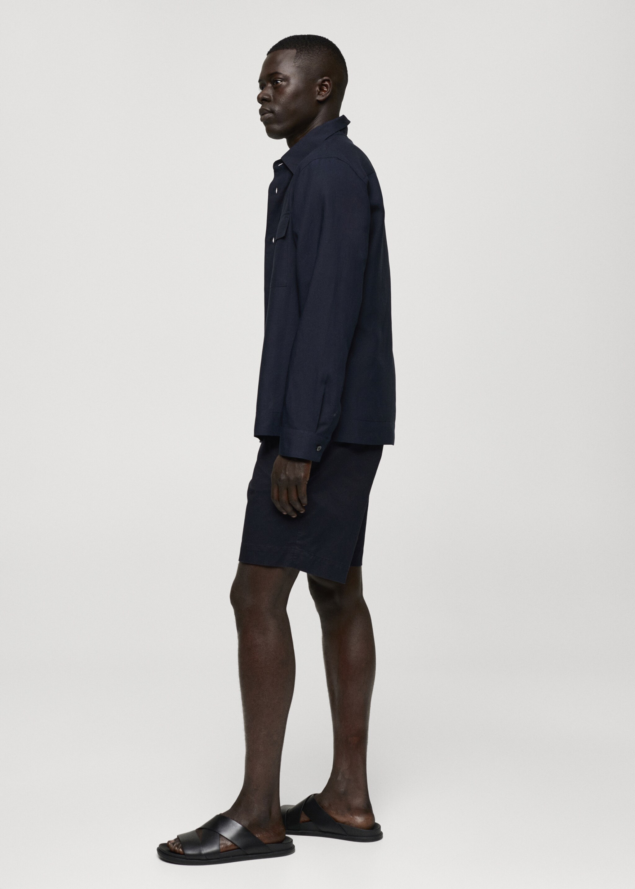 Sobrecamisa tencel lli butxaques - Detall de l'article 2, Blau marí fosc. Ref: 77050563-00.