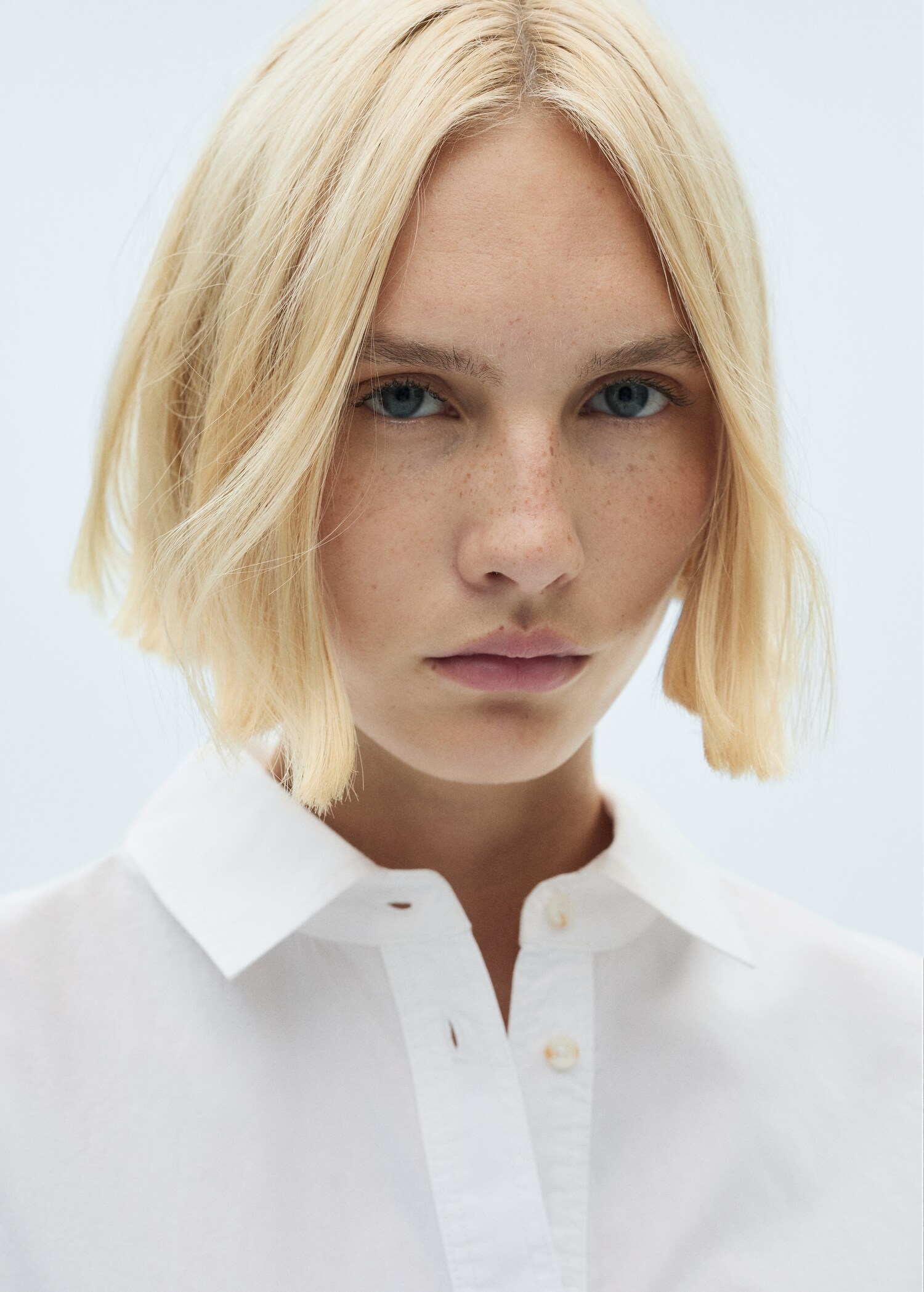 Cotton shirt with decorative button - Details of the article 1