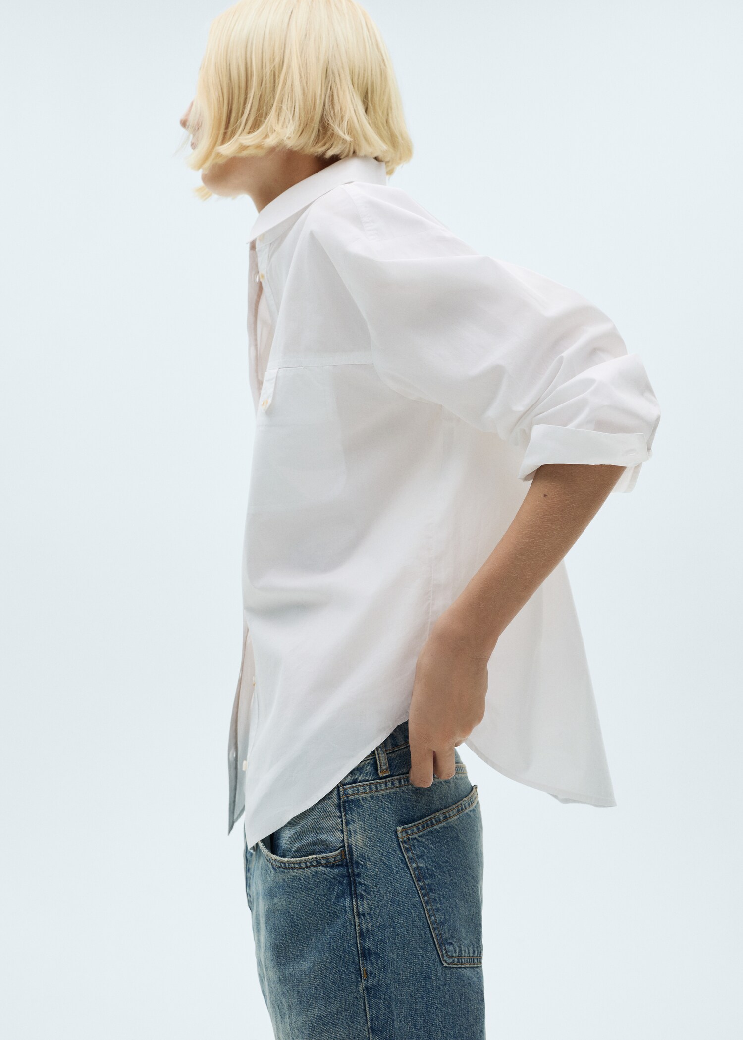 Cotton shirt with decorative button - Details of the article 6