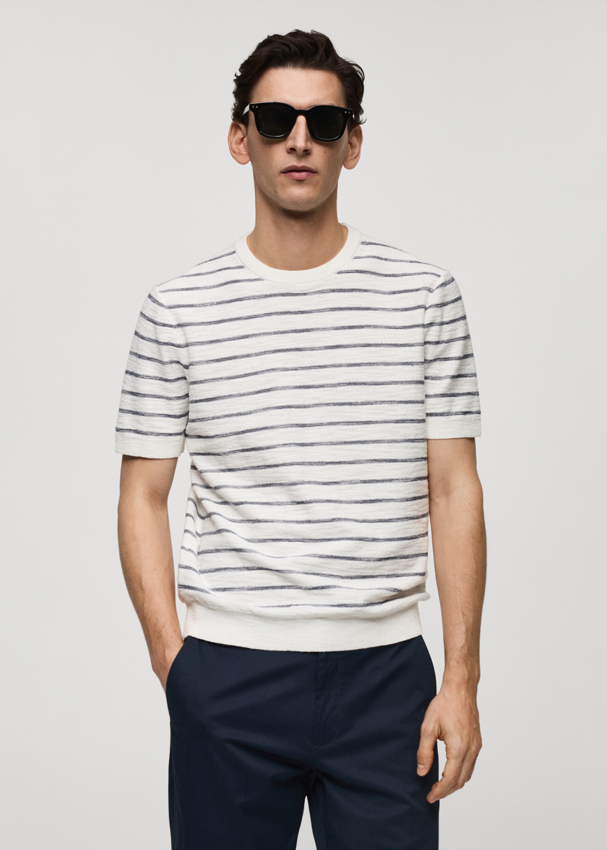 Gestreiftes T-Shirt aus Baumwollstrick - Mittlere Ansicht