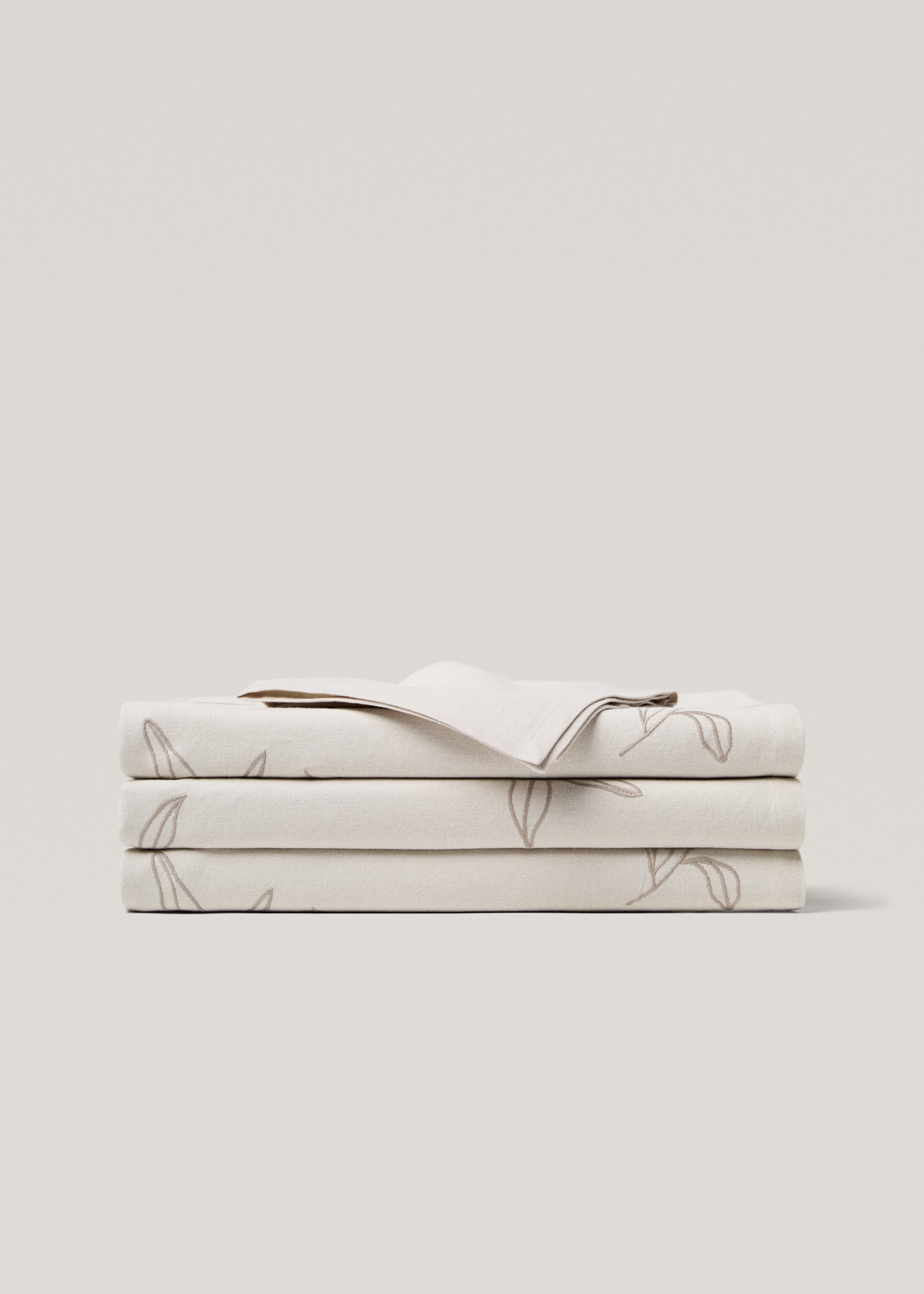 Embroidered cotton tablecloth with leaf design for 6 to 8 diners - Article without model, Sand. Ref: 77050606-00.