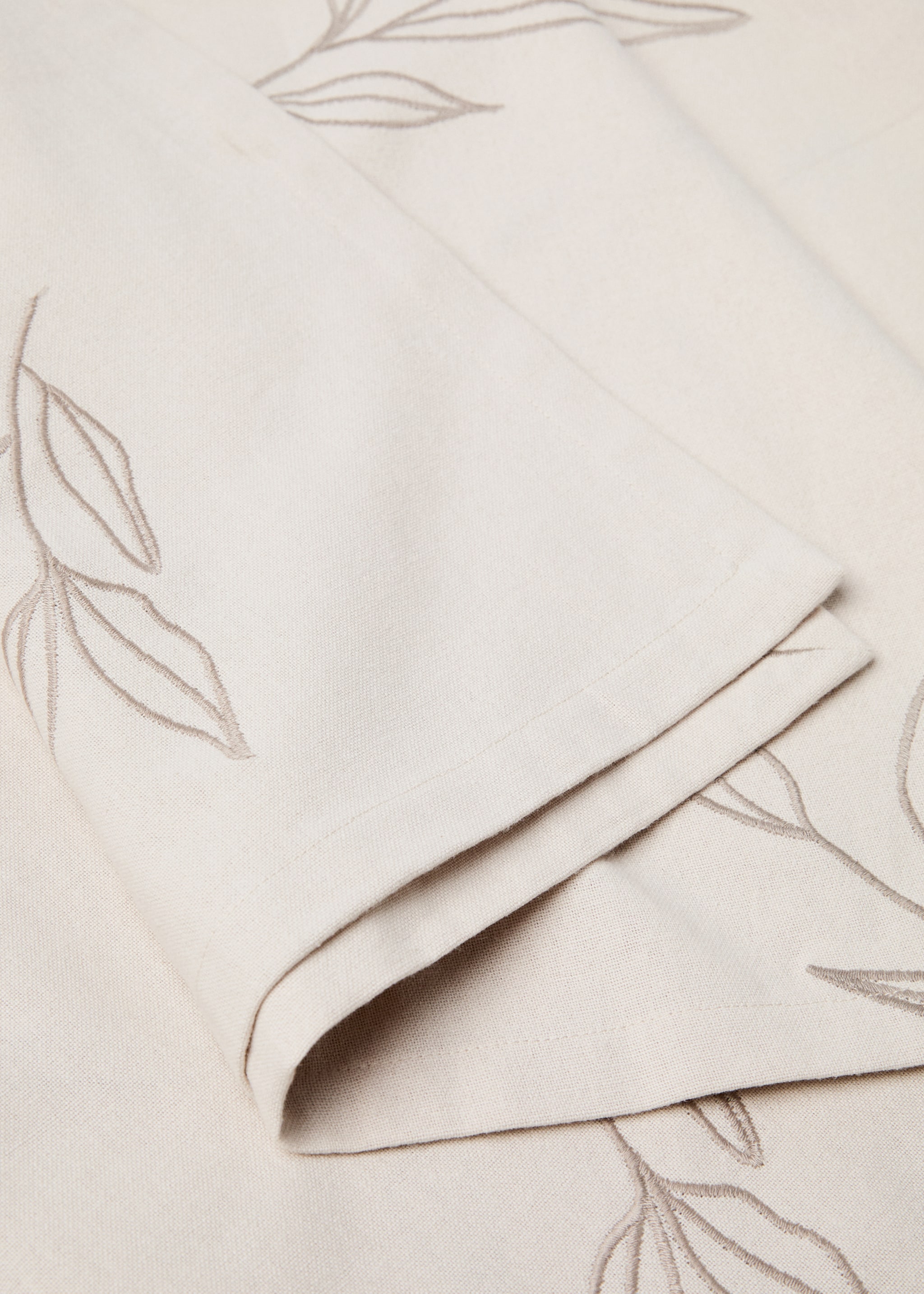 Embroidered cotton tablecloth with leaf design for 6 to 8 diners - Details of the article 1, Sand. Ref: 77050606-00.