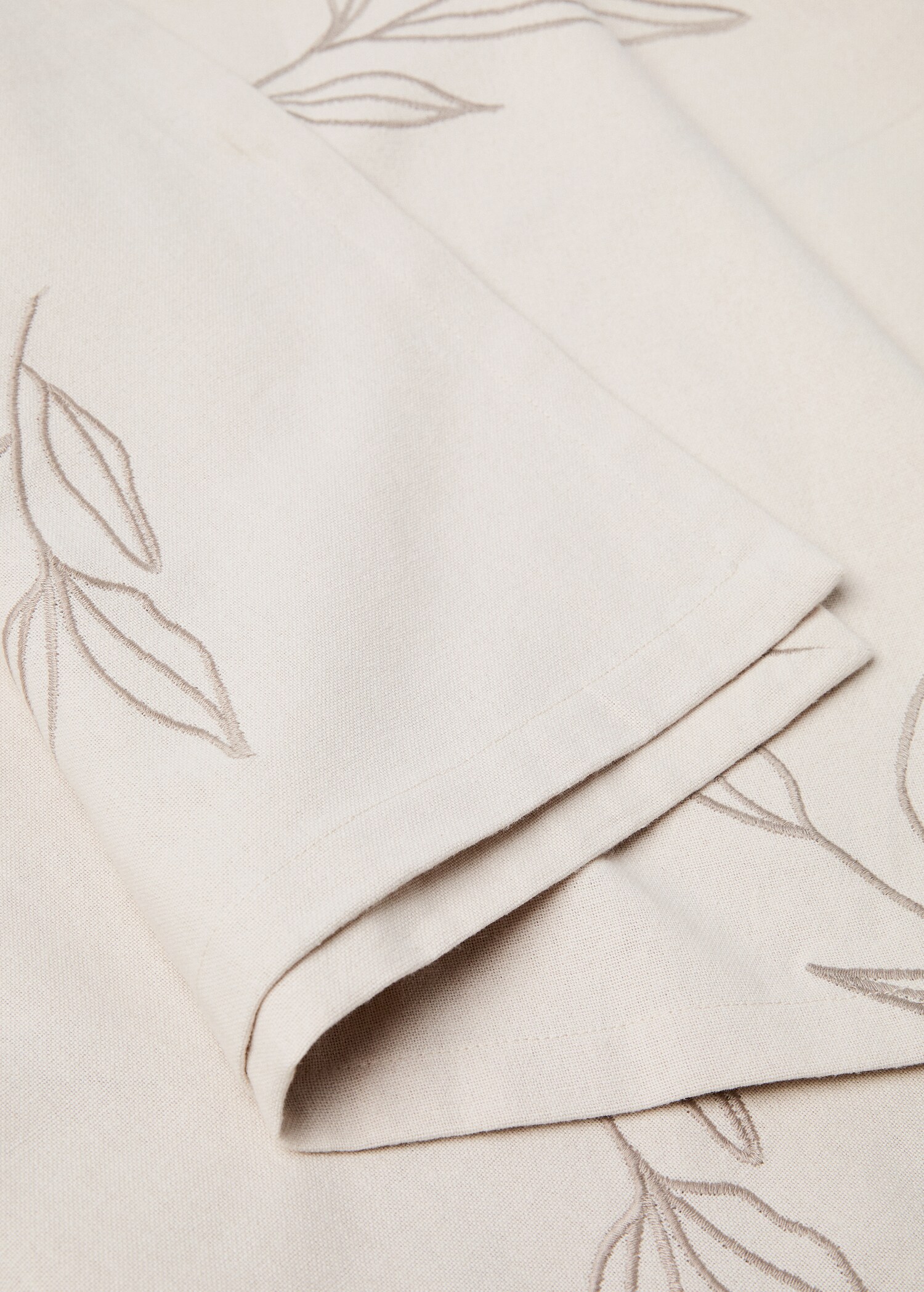 Embroidered cotton tablecloth with leaf design for 6 to 8 diners - Details of the article 1