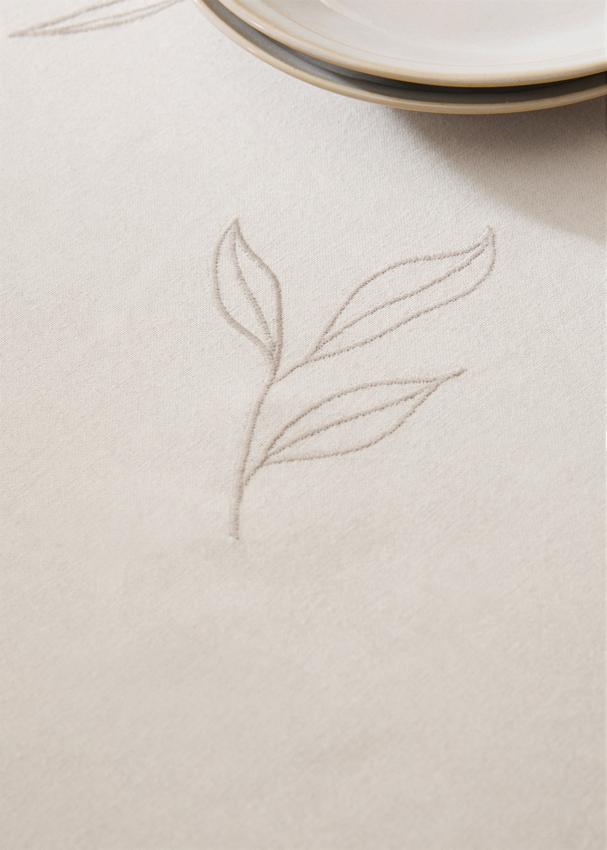 Embroidered cotton tablecloth with leaf design for 6 to 8 diners - Details of the article 7, Sand. Ref: 77050606-00.