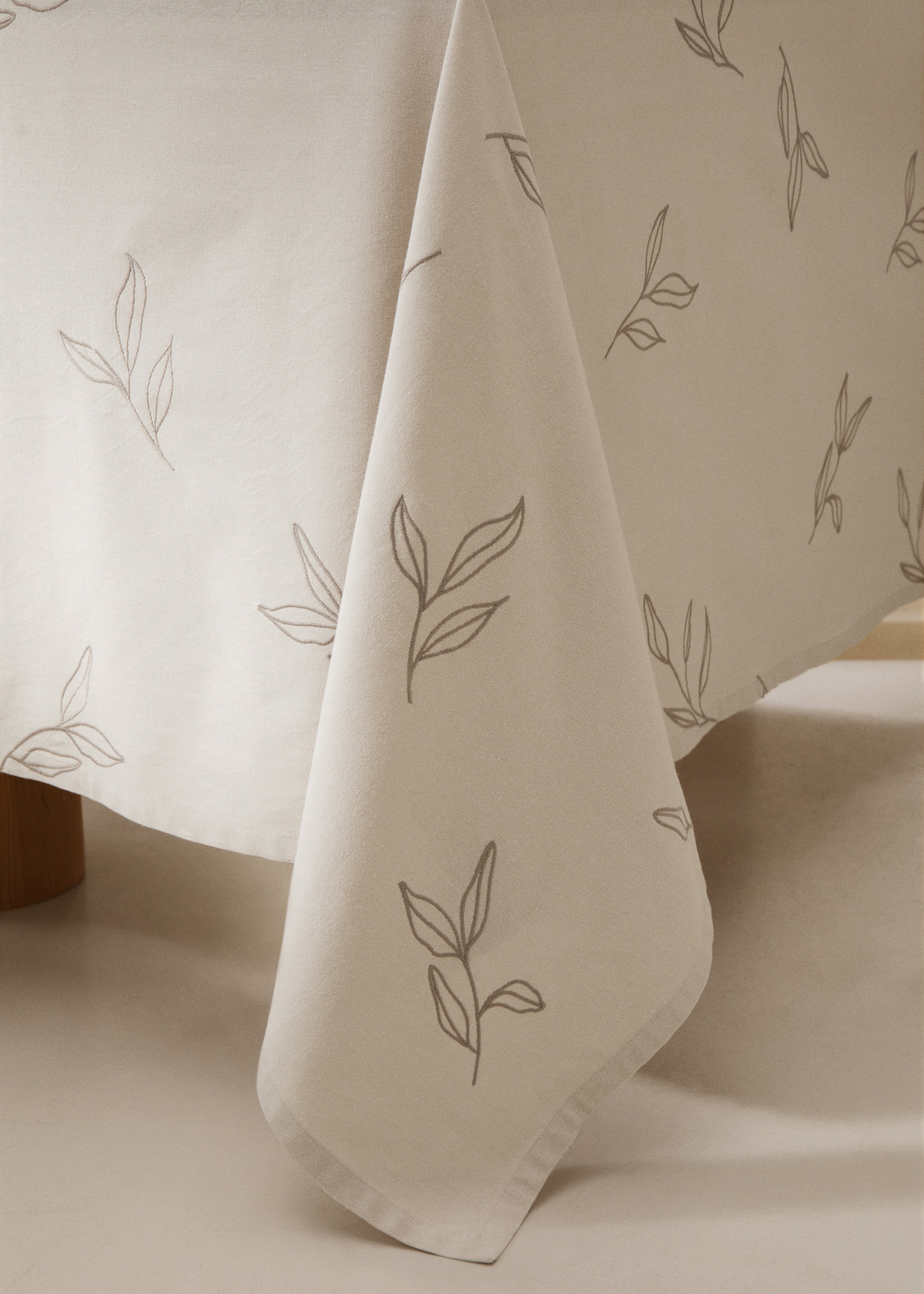 Embroidered cotton tablecloth with leaf design for 6 to 8 diners - Details of the article 8, Sand. Ref: 77050606-00.