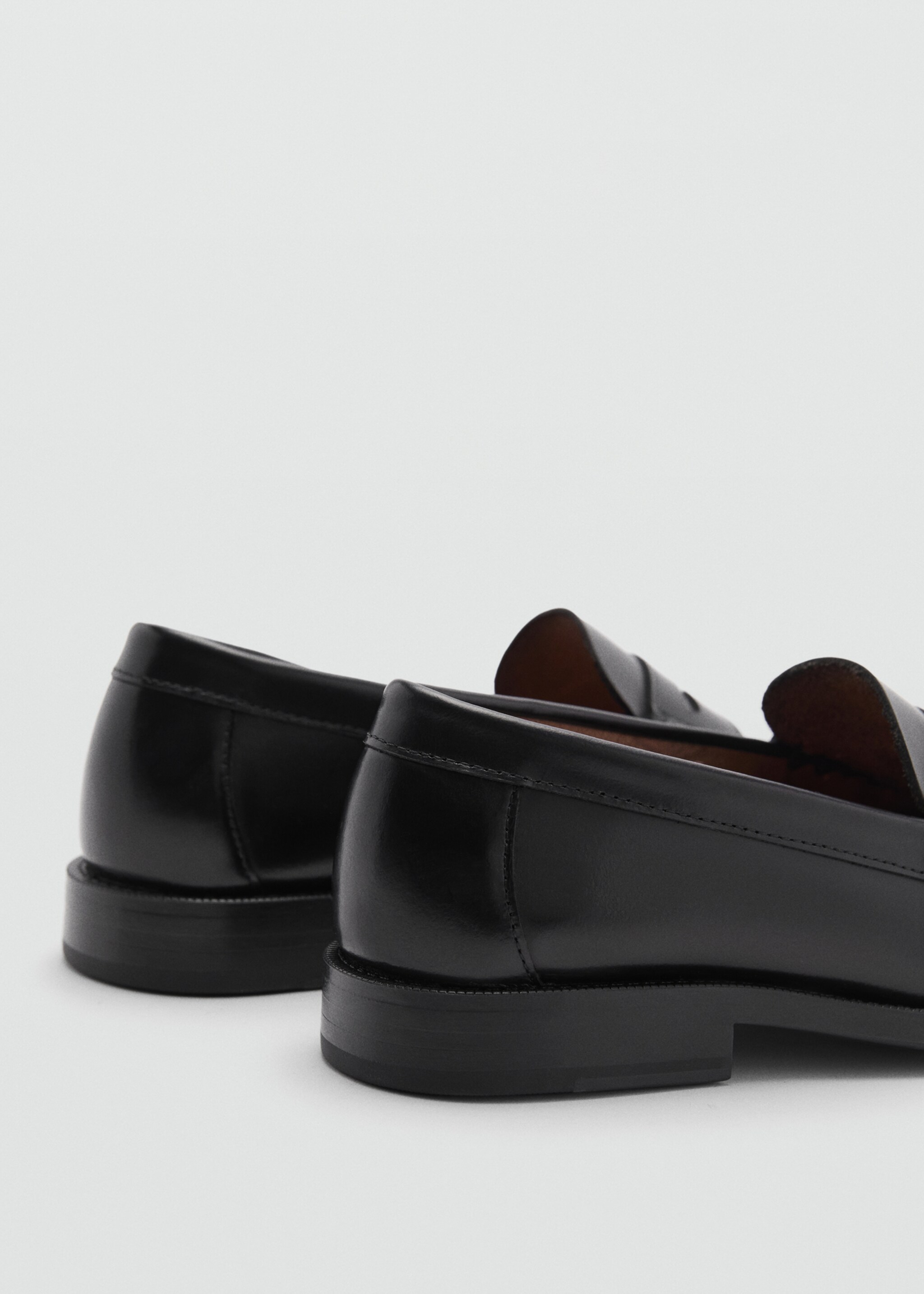 Loafers met lipje van antic leer - Detail van het artikel 1, Zwart. Ref: 77050624-00.