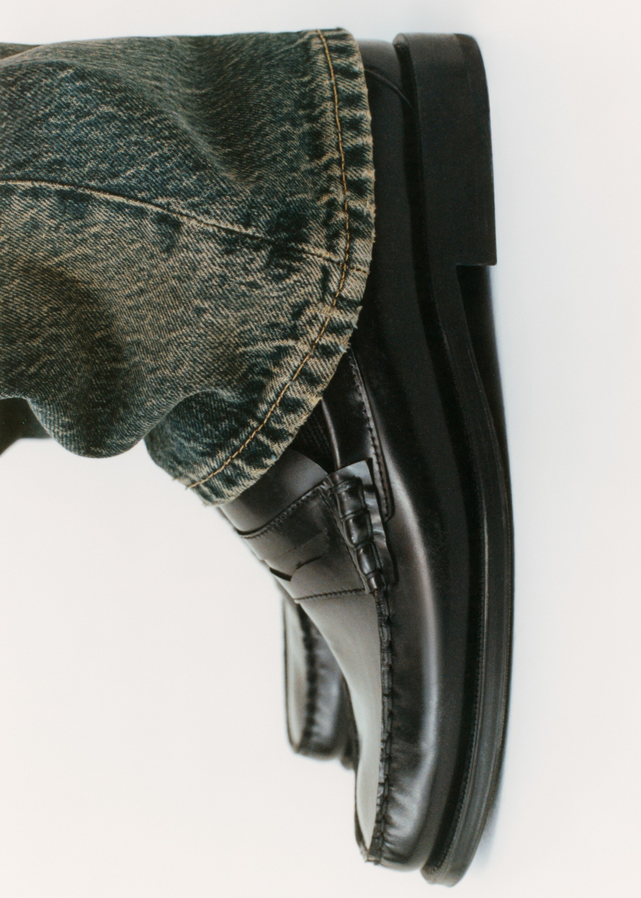 Loafers met lipje van antic leer - Detail van het artikel 9, Zwart. Ref: 77050624-00.