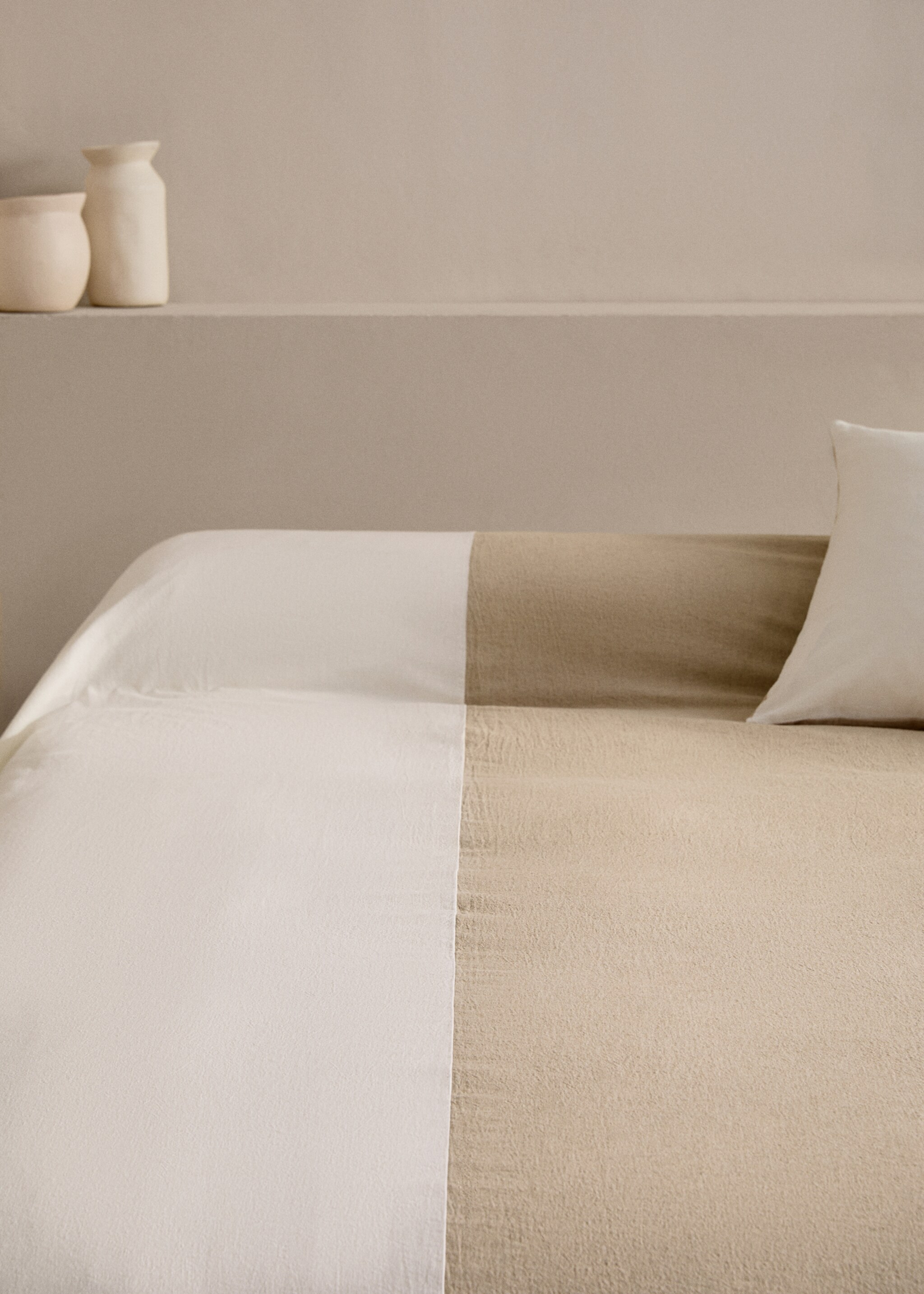 Cotton and linen bedspread - Details of the article 7, Beige. Ref: 77050625-00.