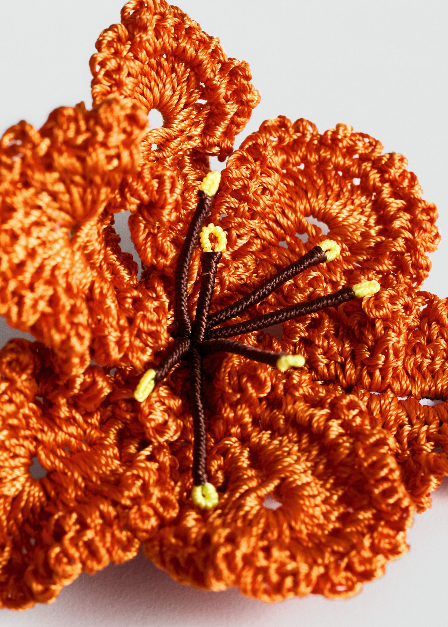 Blumen-Brosche im Häkel-Style - Mittlere Ansicht