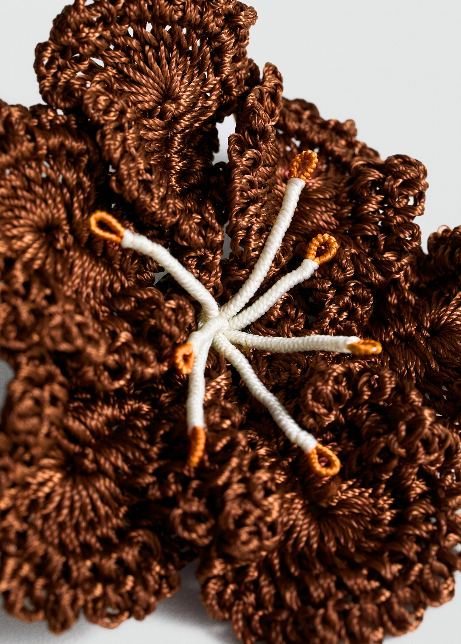 Blumen-Brosche im Häkel-Style - Mittlere Ansicht