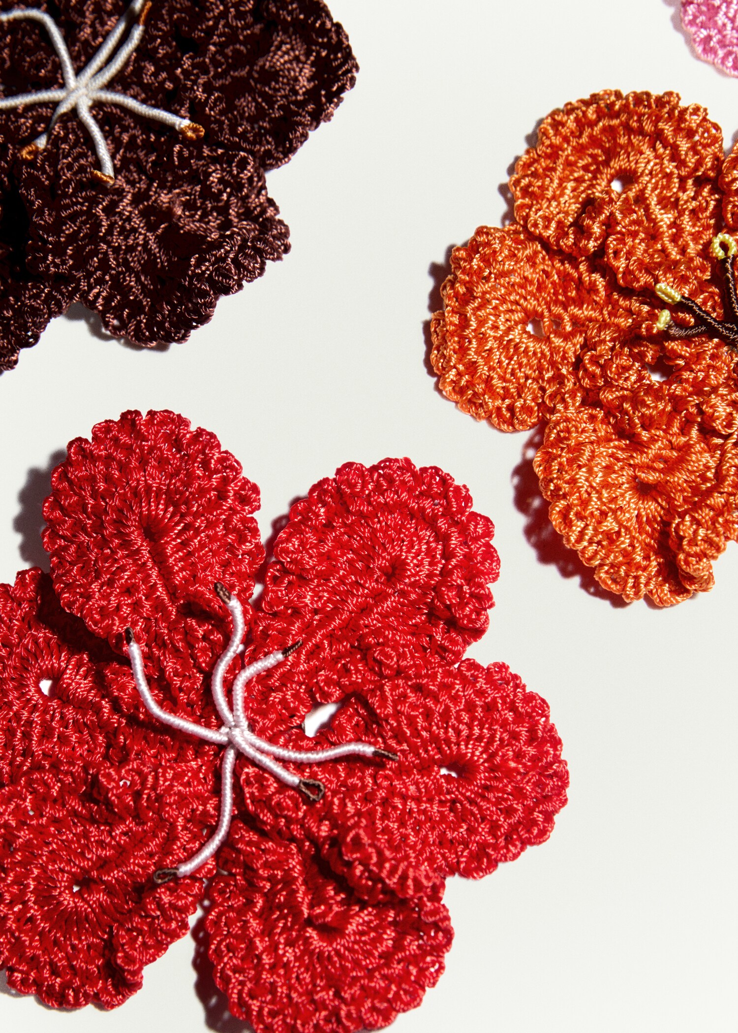 Crochet flower brooch - Details of the article 5