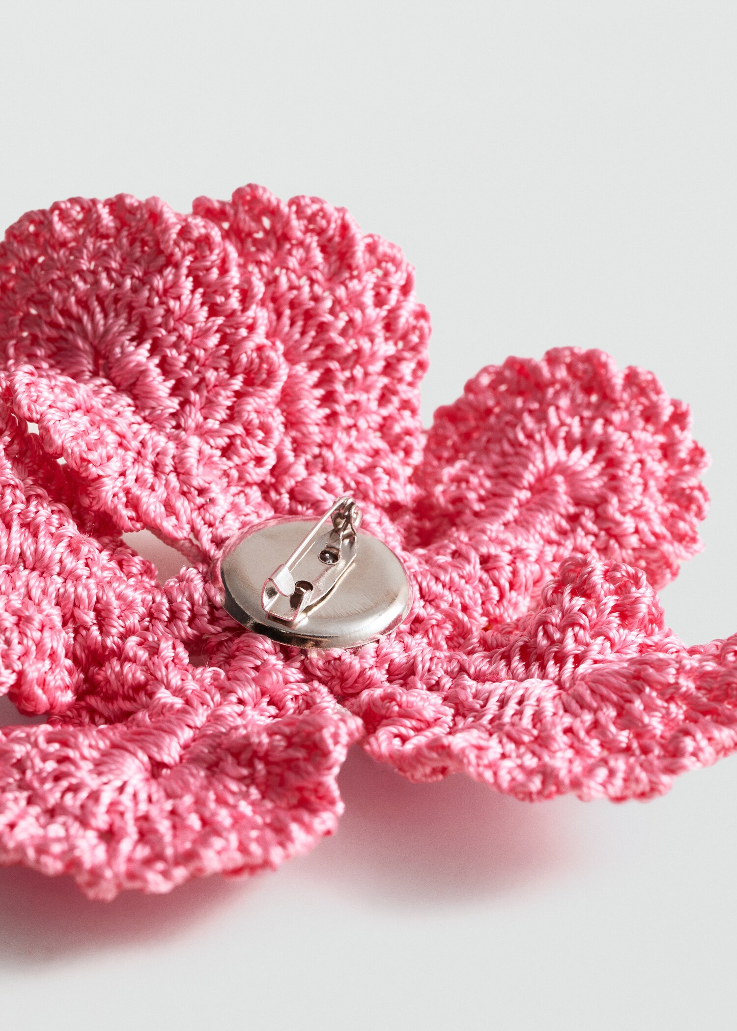 Blumen-Brosche im Häkel-Style - Rückseite des Artikels