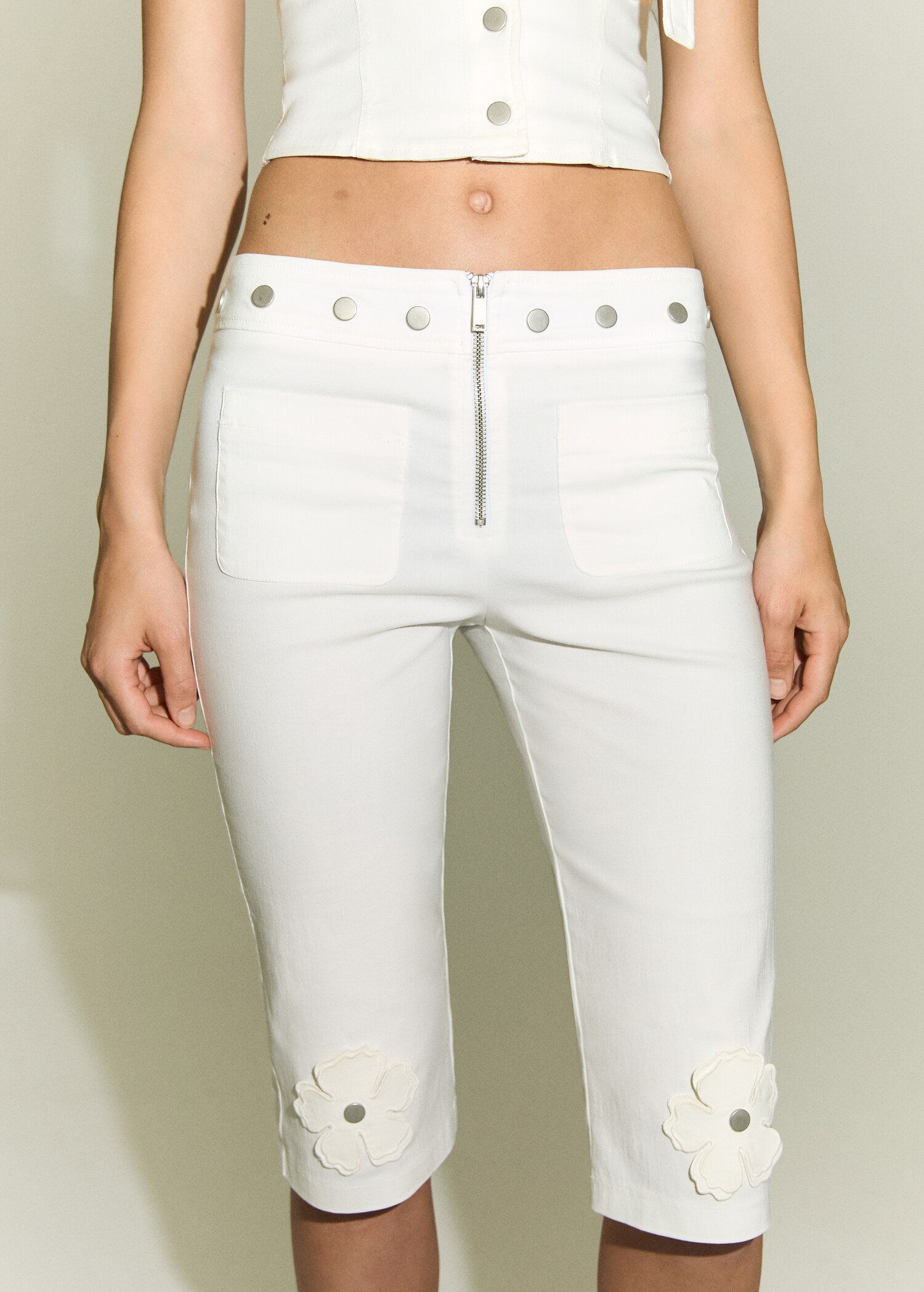 Pantalón capri botones decorativos - Plano medio