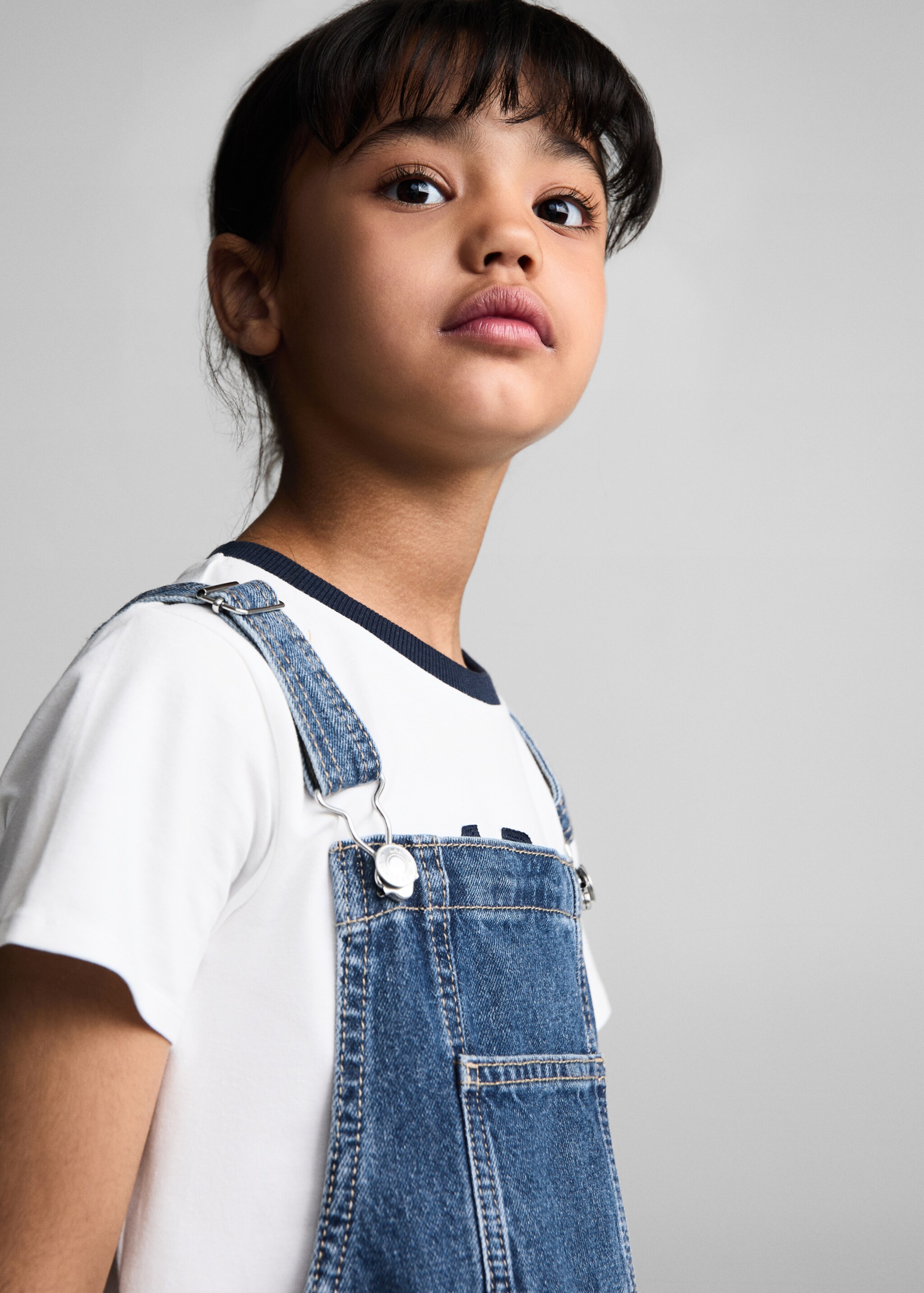 Short denim pinafore - Details of the article 1, Medium Blue. Ref: 77051008-00.