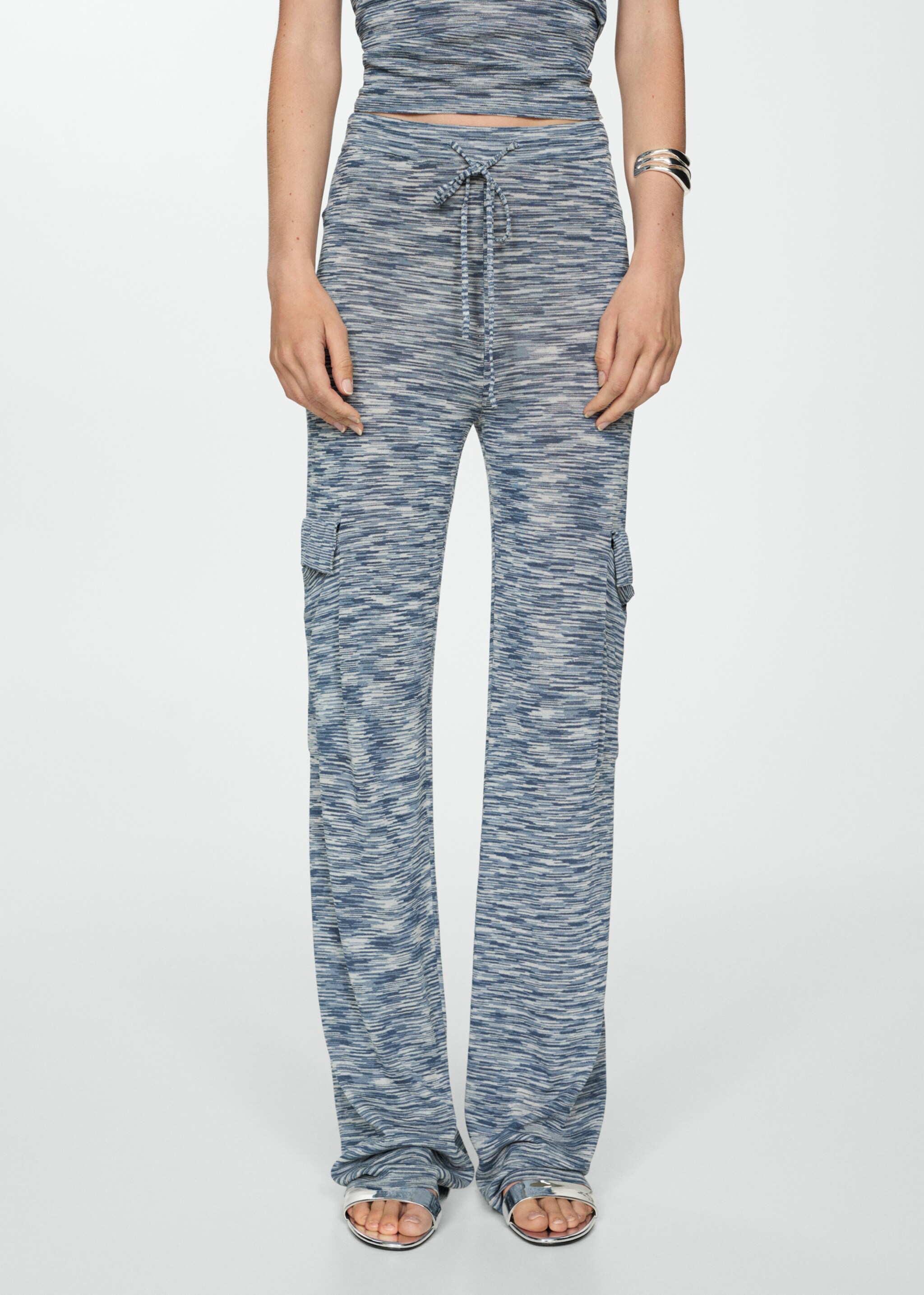 Strikket bukse med cargolommer - Halvtotal bildeutsnitt, Blå. Ref: 77051504-00.