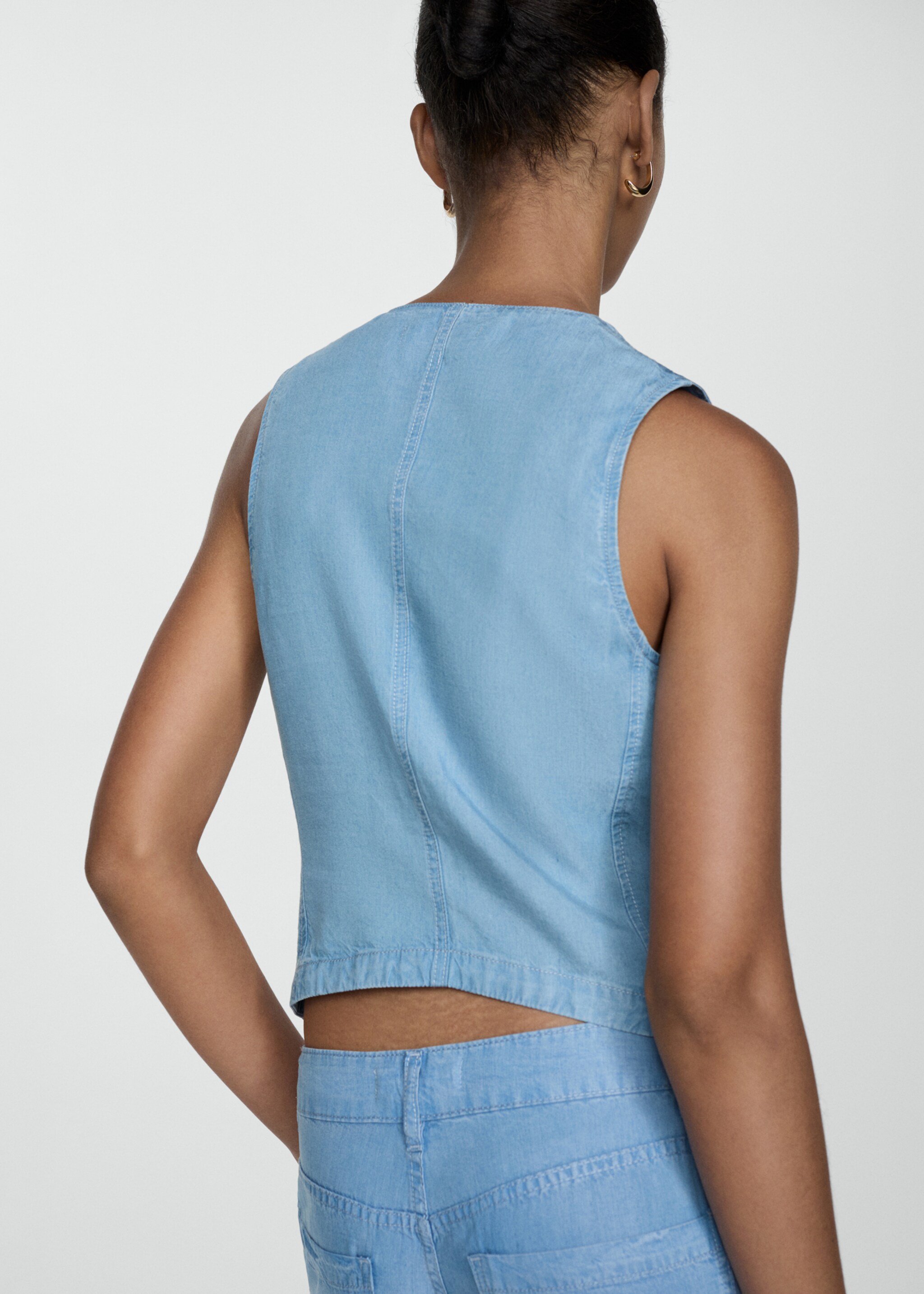 Chaleco lyocell efecto denim - Reverso del artículo, Azul claro. Ref: 77052006-00.
