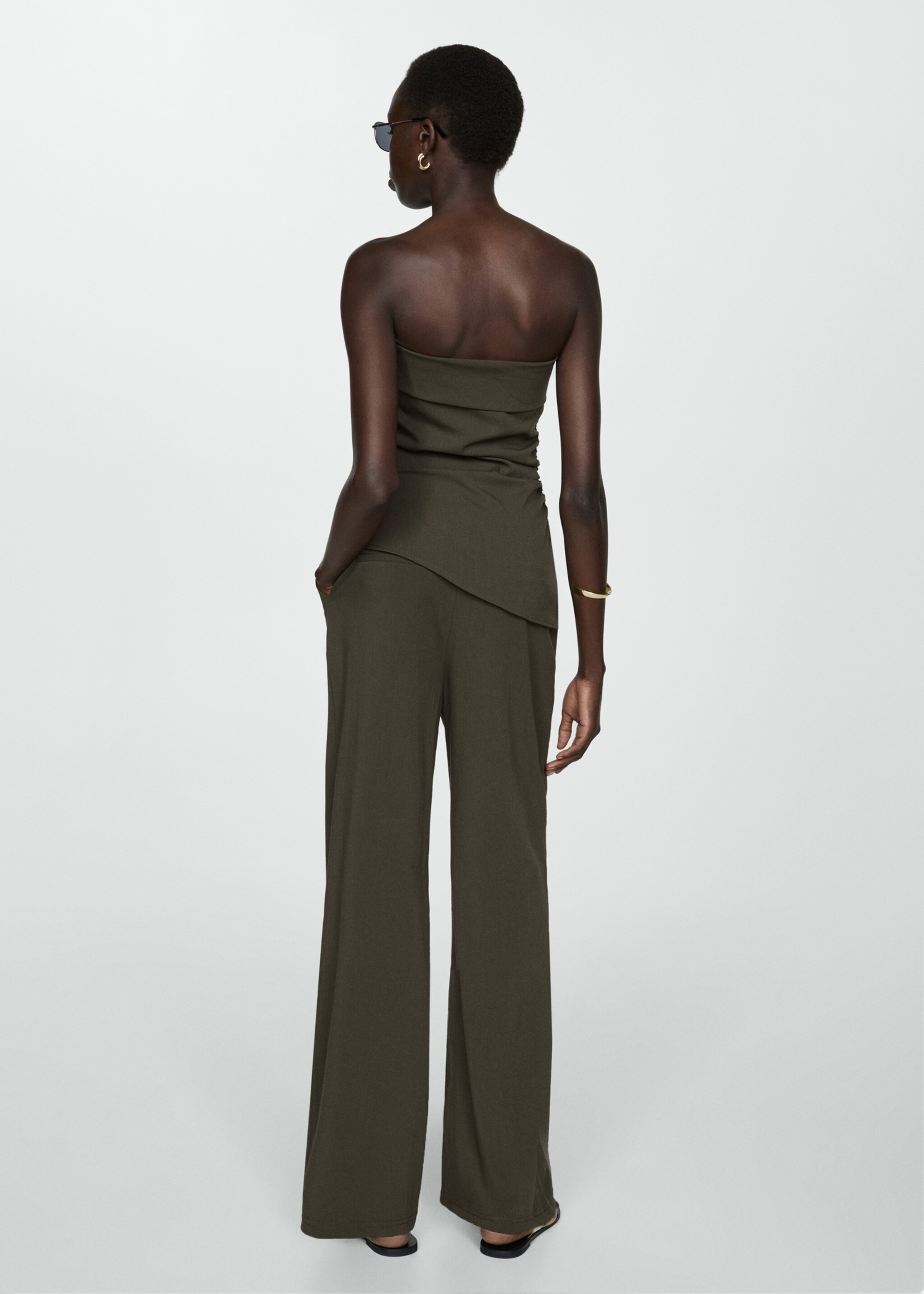 Straight-fit trousers with elastic waist - Reverse of the article, Khaki. Ref: 77052008-00.