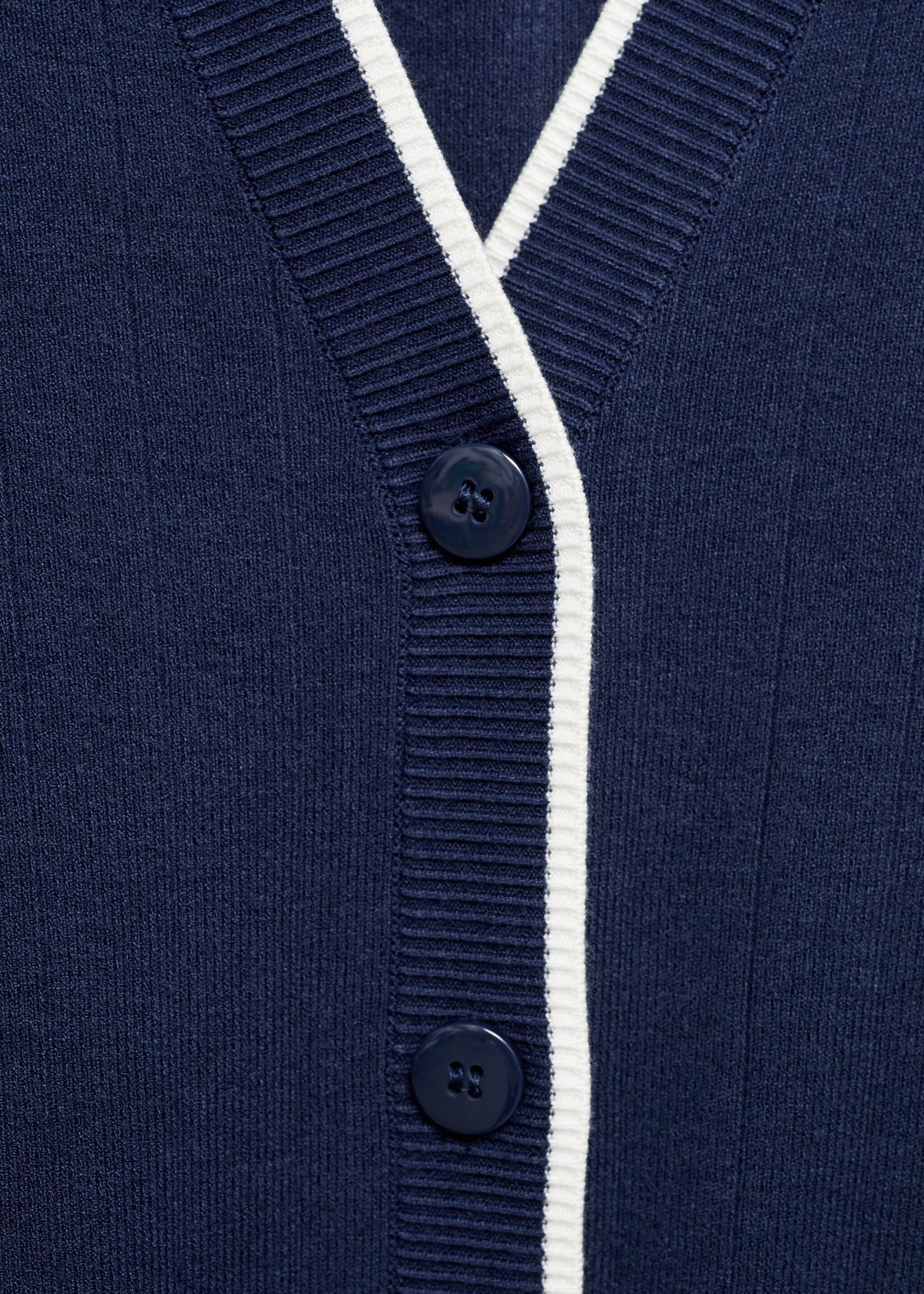 Cardigan mit Kontrastabschlüssen - Detail des Artikels 8