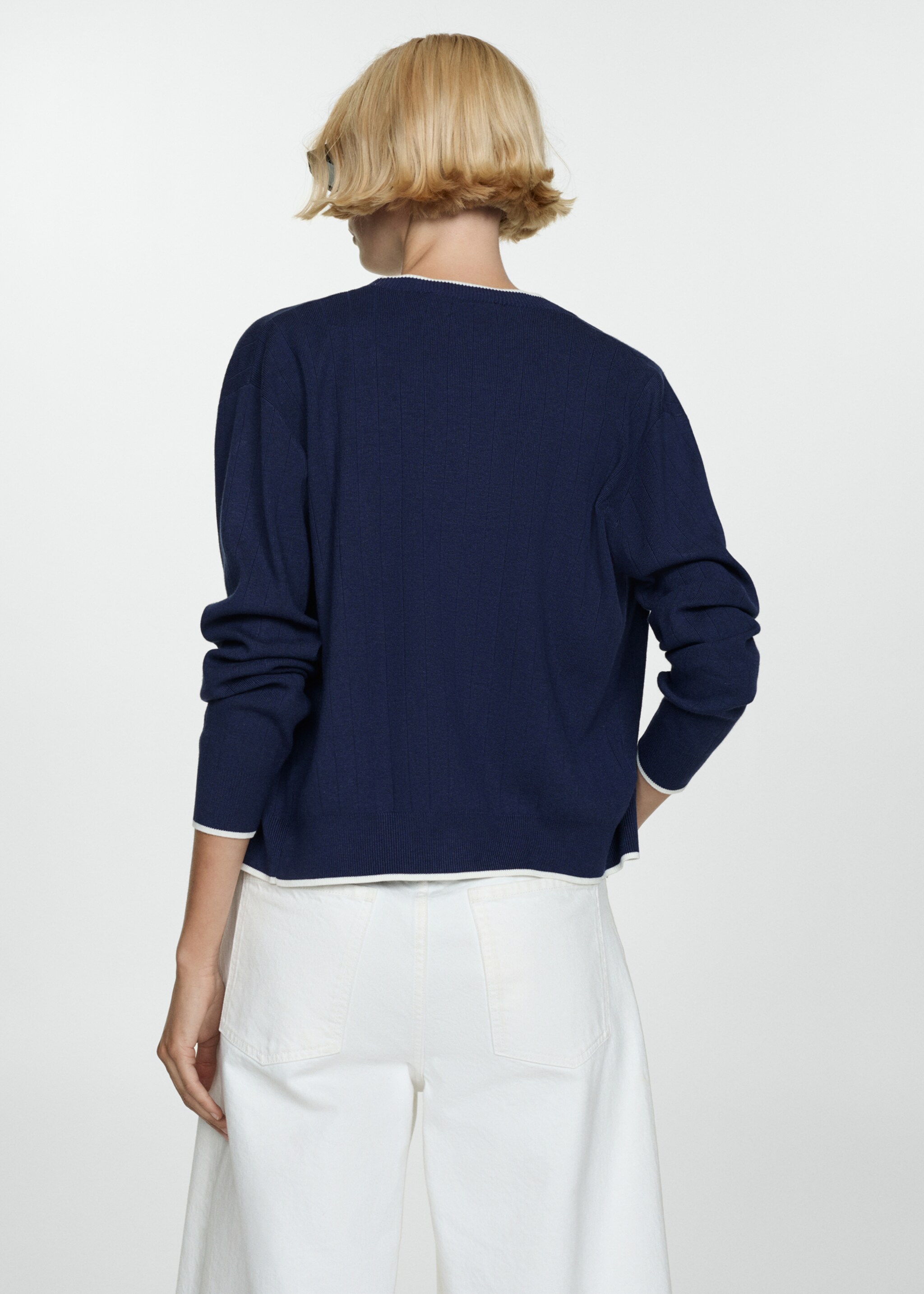 Cardigan mit Kontrastabschlüssen - Rückseite des Artikels