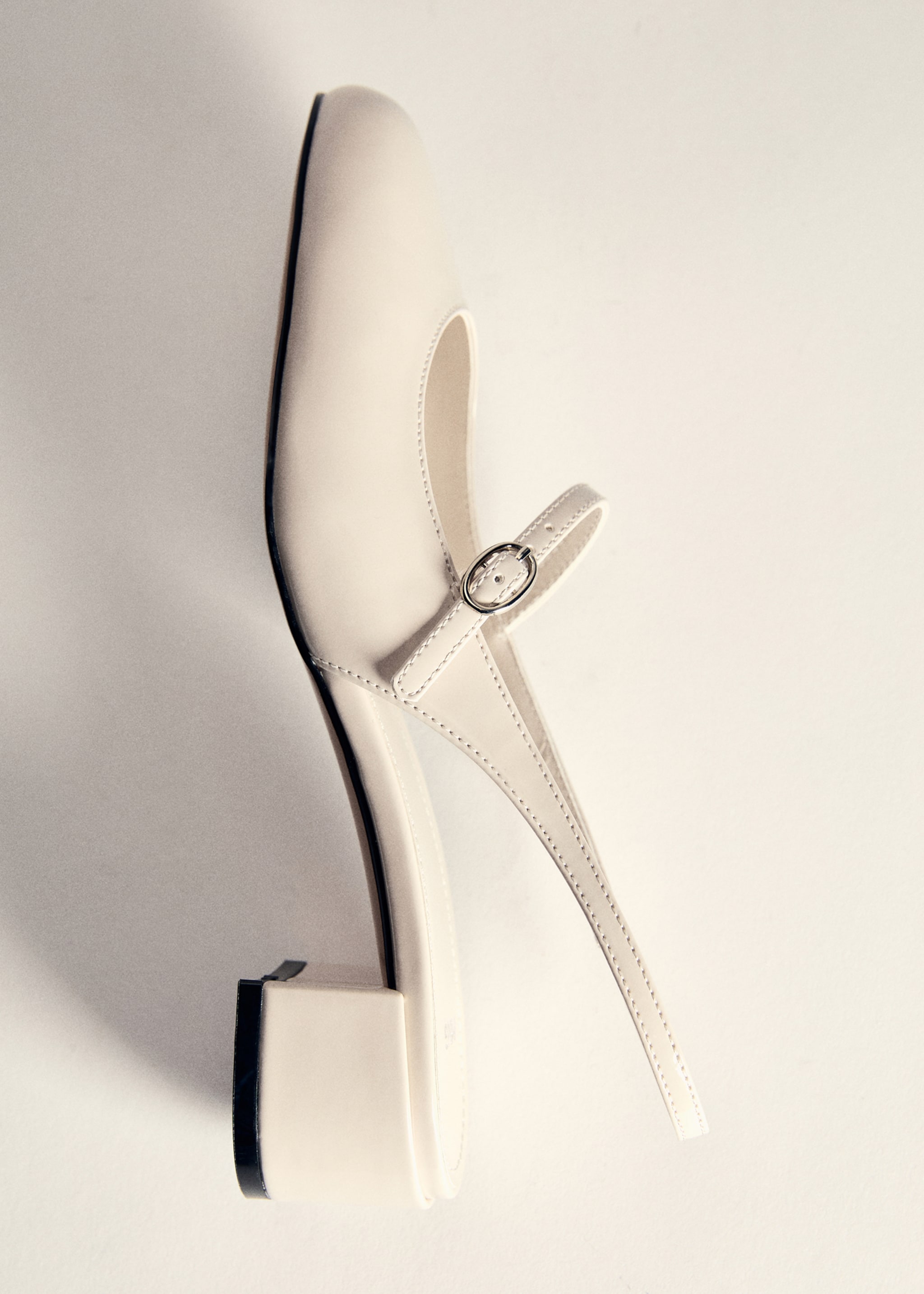 Heeled shoes with buckle - Details of the article 5, Ice Grey. Ref: 77052921-00.