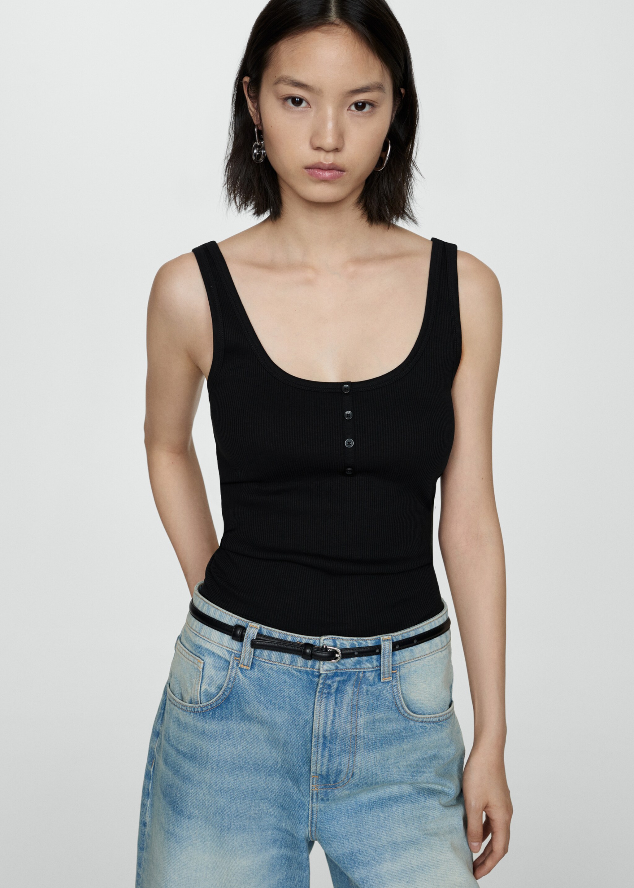 Top bretelles boutons - Plan moyen, Noir. Ref: 77052922-00.