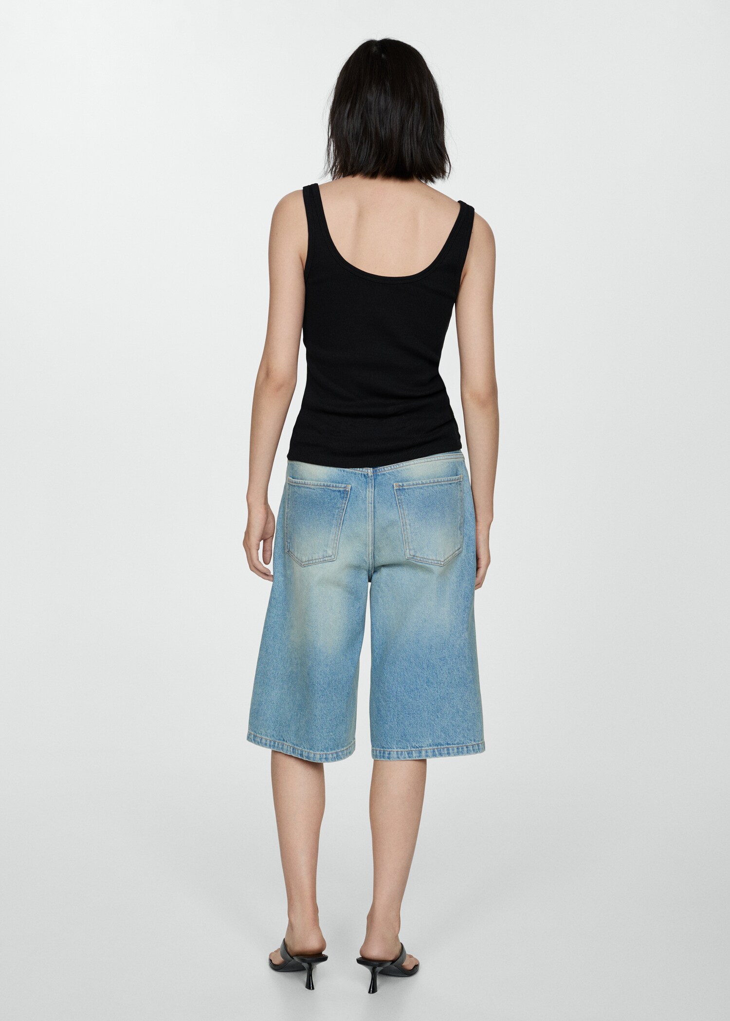 Top with straps and buttons - Reverse of the article
