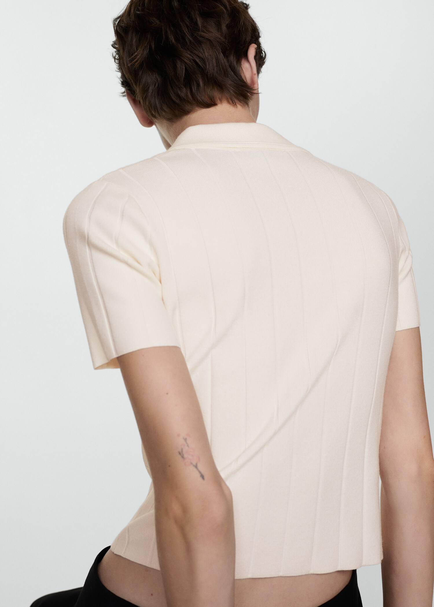 Polo-neck t-shirt - Reverse of the article
