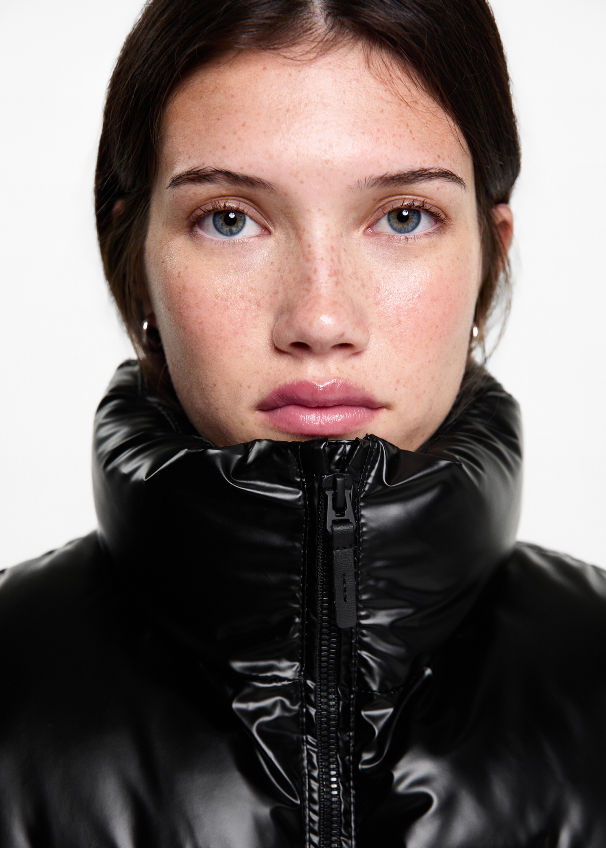 Quilted gilet with pockets - Details of the article 1, Black. Ref: 77053667-00.
